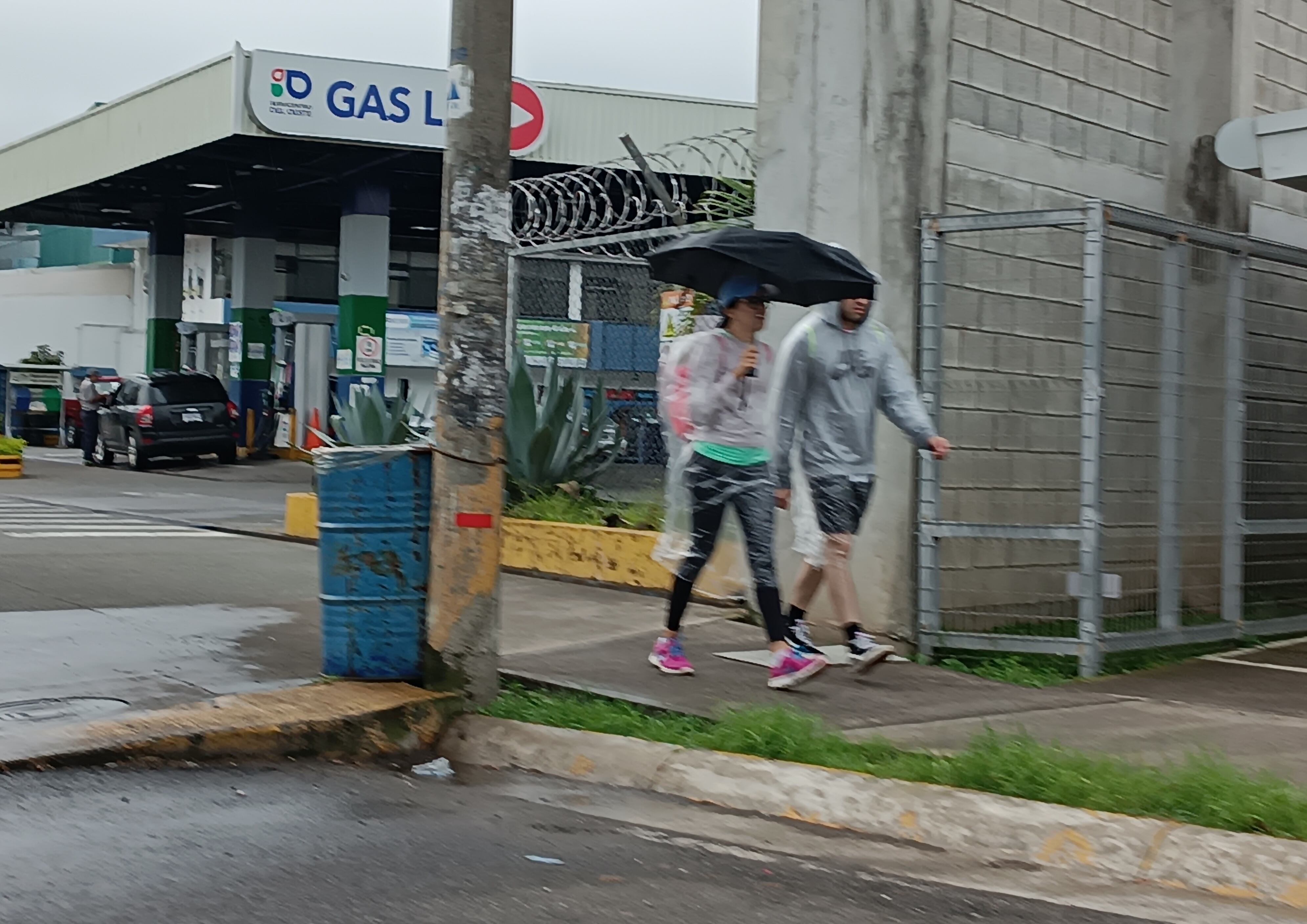 Así como esta pareja encontró lluvias en su camino a la basílica de Los Angeles la tarde de este jueves, se prevén lluvias el fin de semana, por lo que capa, sombrillas y paraguas puede ayudar. Foto: Keyna Calderón.