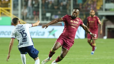 Kendall Waston le da una clase táctica a Hernán Medford tras derrota de Saprissa en Cartago