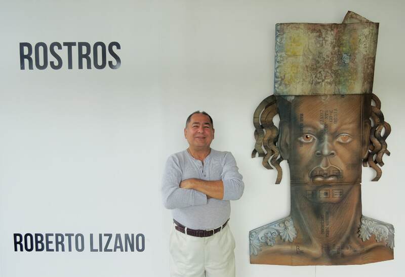 5. El artista aparece junto a su obra De fiesta por Sudáfrica ., el “cartón” de mayores dimensiones.