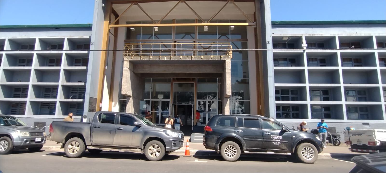 La imagen muestra la entrada de la Municipalidad de Cartago.