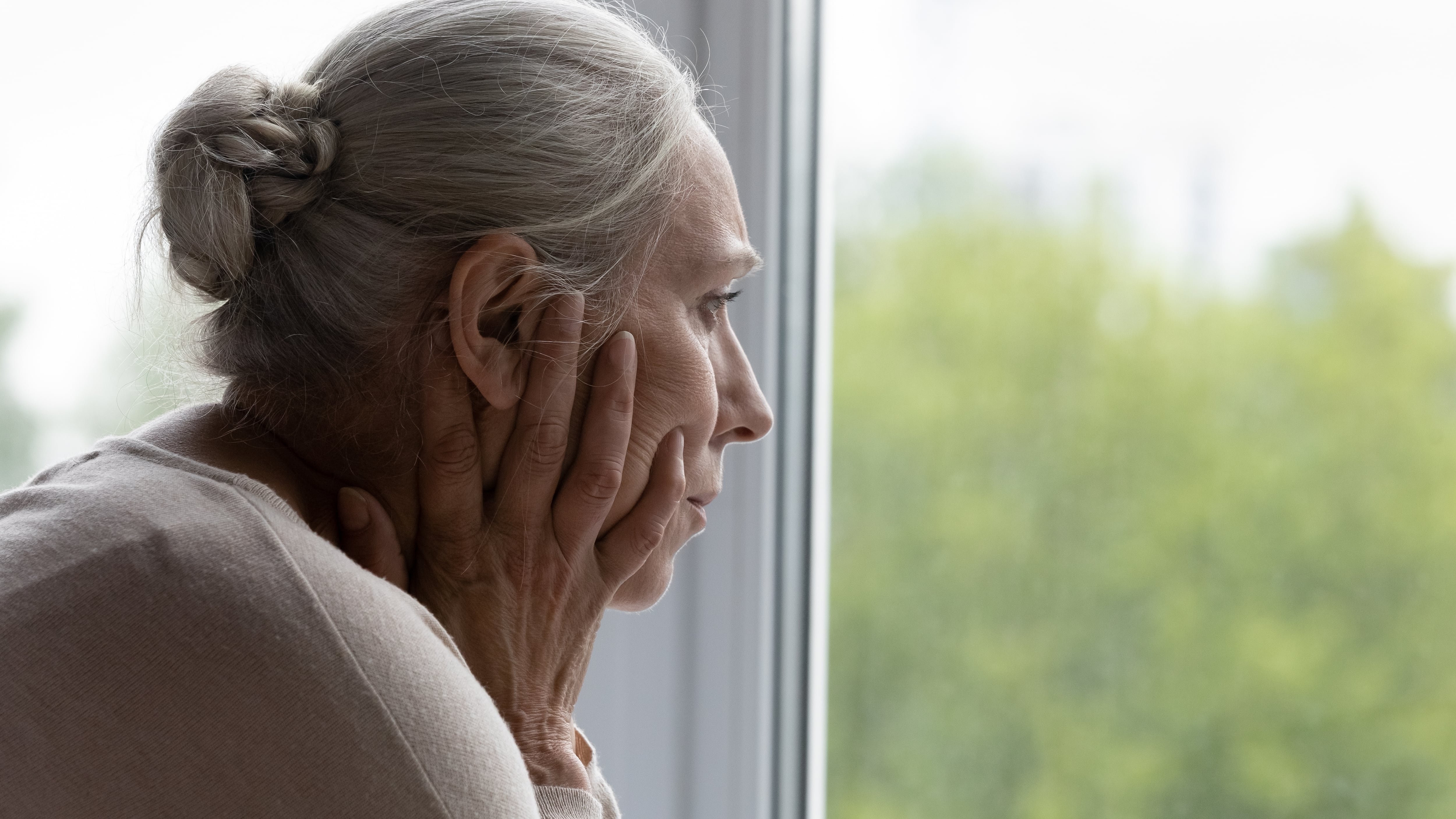 Adulto Mayor soledad, fotografía de shutterstock
