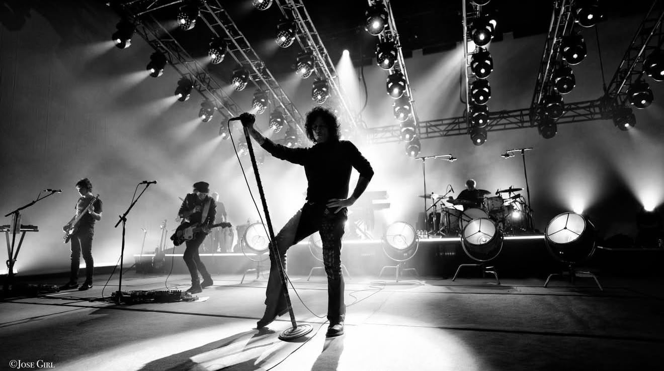 Líder de Héroes del Silencio entre 1984 y 1996, Bunbury encabezó una de las etapas más gloriosas del rock hispano, vendiendo millones de discos en América y Europa.