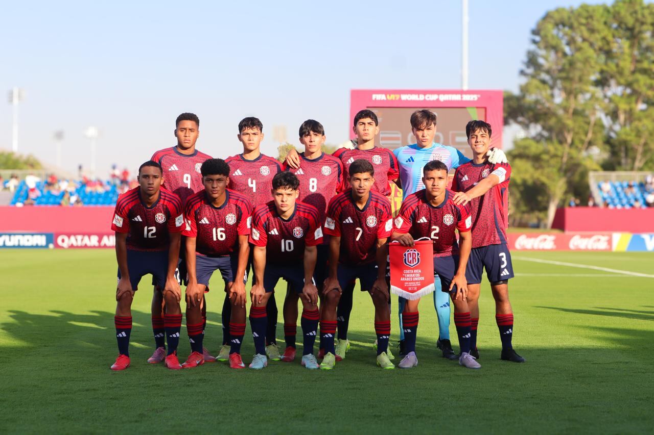 La Selección Sub-17 posa antes del partido ante Emiratos Árabes por el Mundial de Qatar.