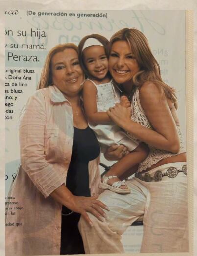 Ana Peraza, madre de Glenda y una pequeña Kiki Berry posando para una revista.