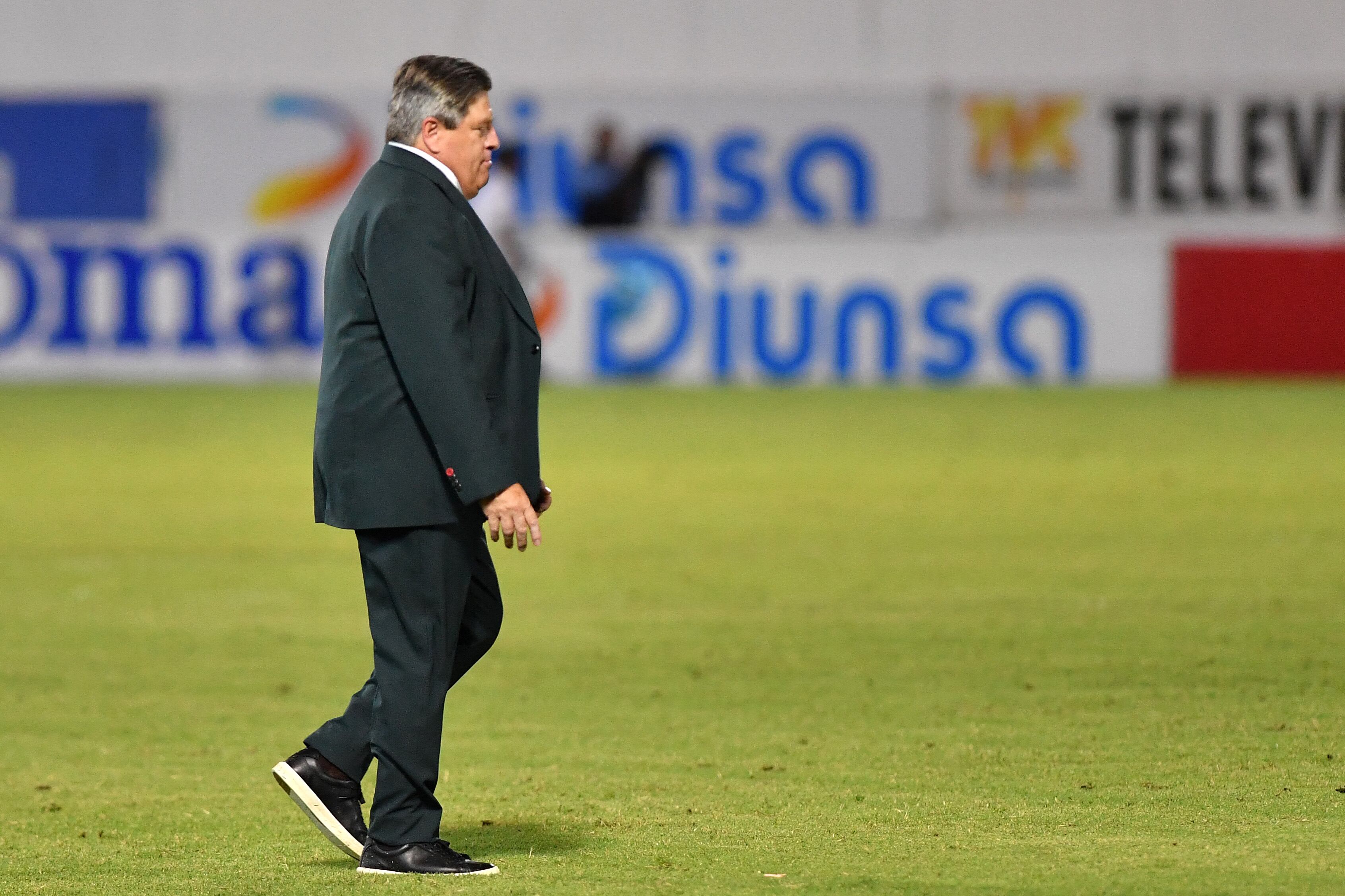Miguel 'Piojo' Herrera, entrenador de la Selección de Costa Rica, abandona la cancha luego del partido ante Honduras en San Pedro Sula.