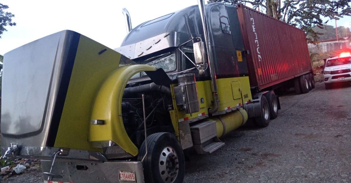 La Fuerza Pública decomisó más de 30.000 litros de combustible que viajaban escondidos en un tráiler en Liverpool de Limón. (Foto: Recope)
