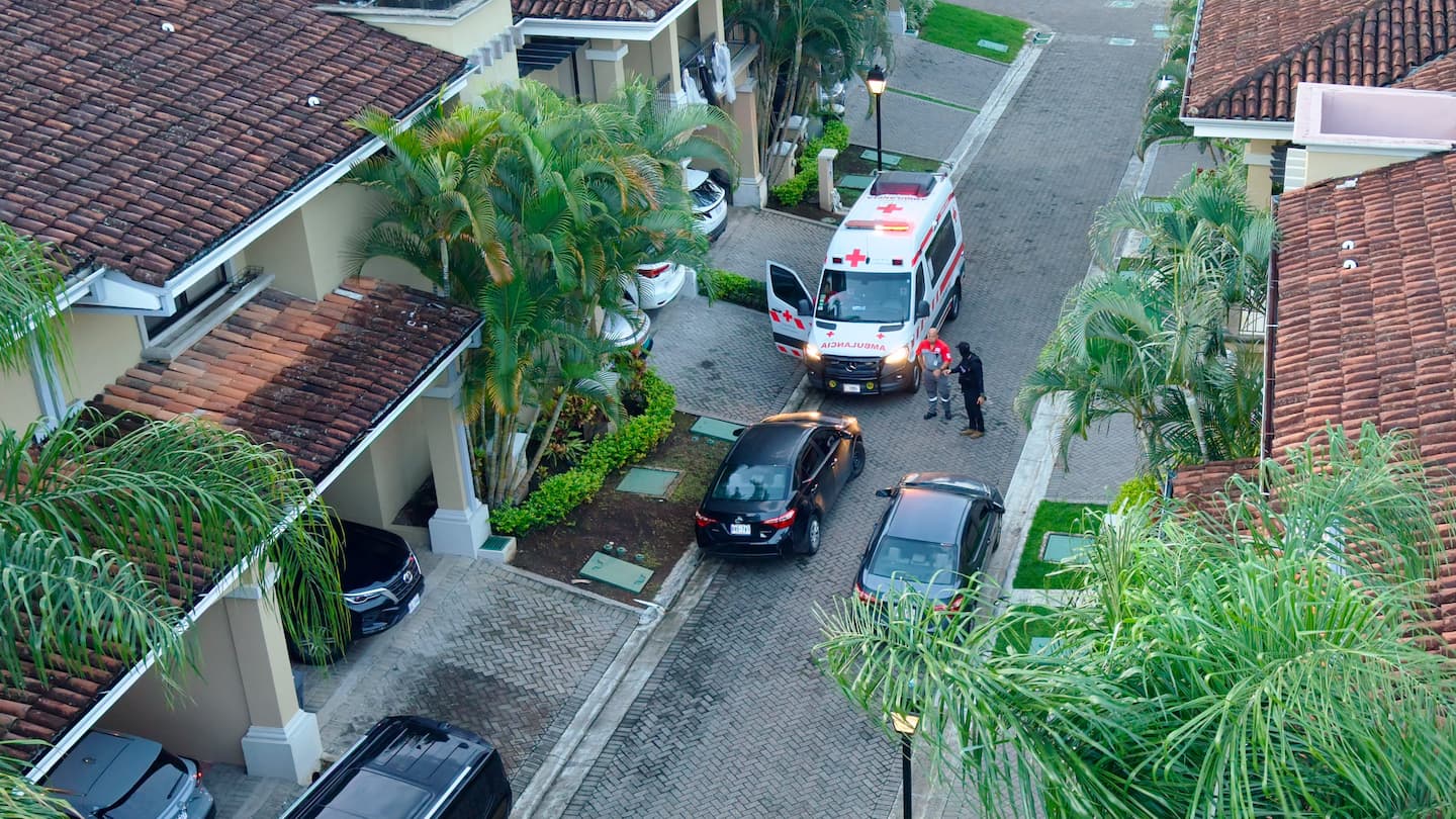 Los agentes del OIJ ingresaron a un condominio en Santa Ana donde reside el productor de eventos, Don Stockwell, este 7 de octubre de 2026.