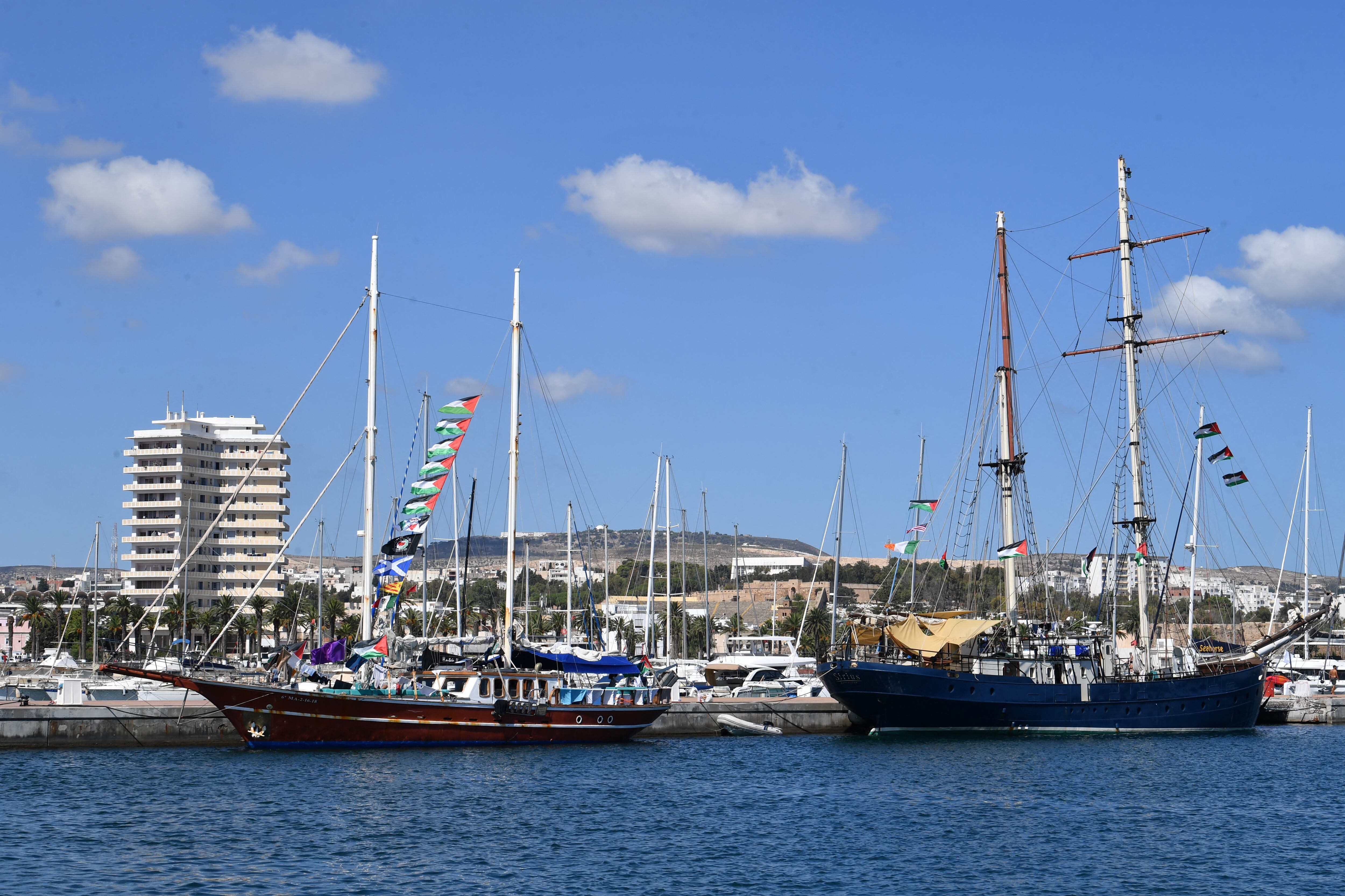 Los barcos que forman parte de la Flotilla Global Sumud se reúnen en el puerto tunecino de Bizerta, antes de la partida programada hacia la Franja de Gaza para romper el bloqueo de Israel en el territorio palestino el 13 de septiembre de 2025.