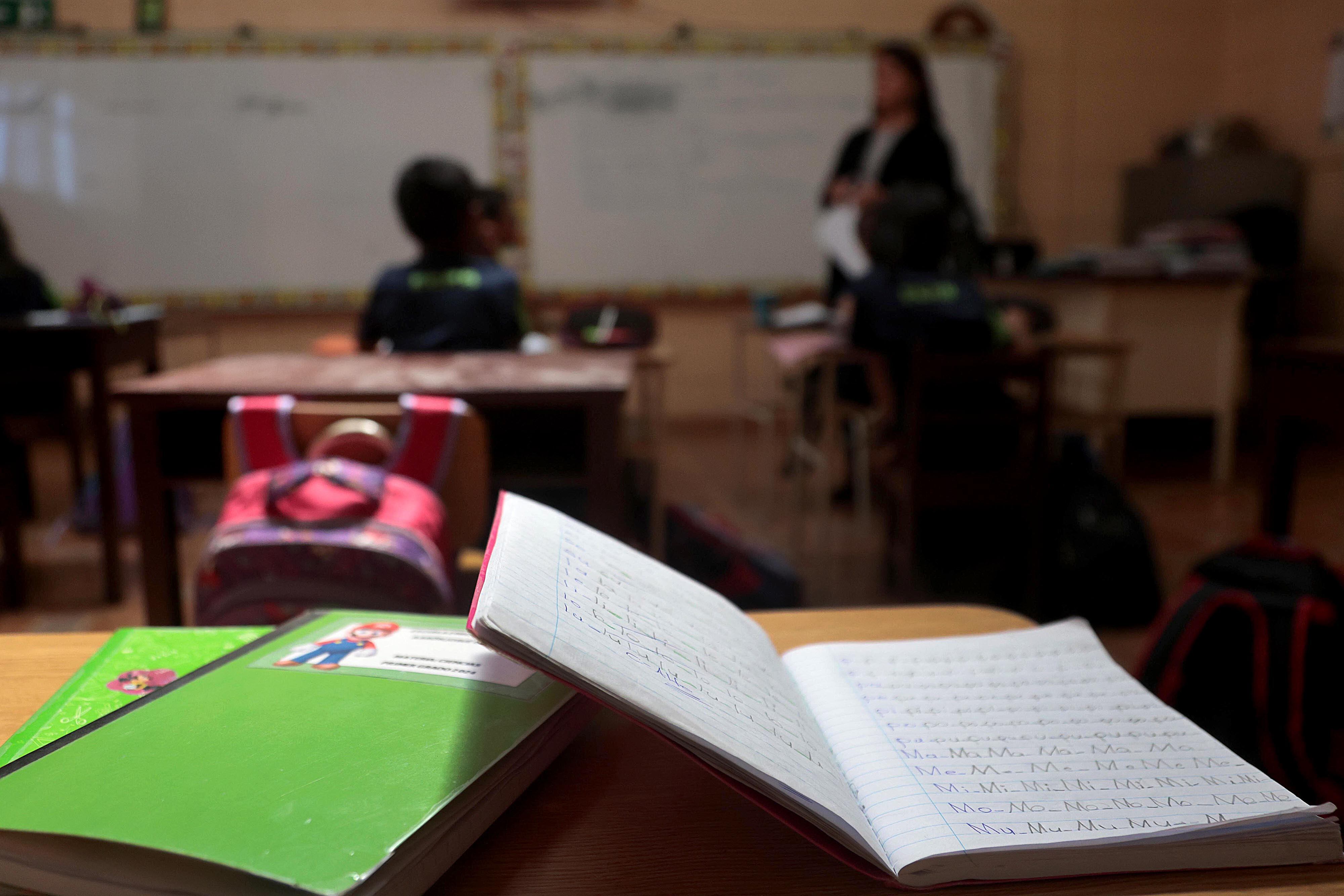 18/04/2024 San Juan de Chicuá. Fotografías conceptuales de maestros y estudiantes escolares en la Escuela Emilio Robert Brouca. Foto: Rafael Pacheco Granados