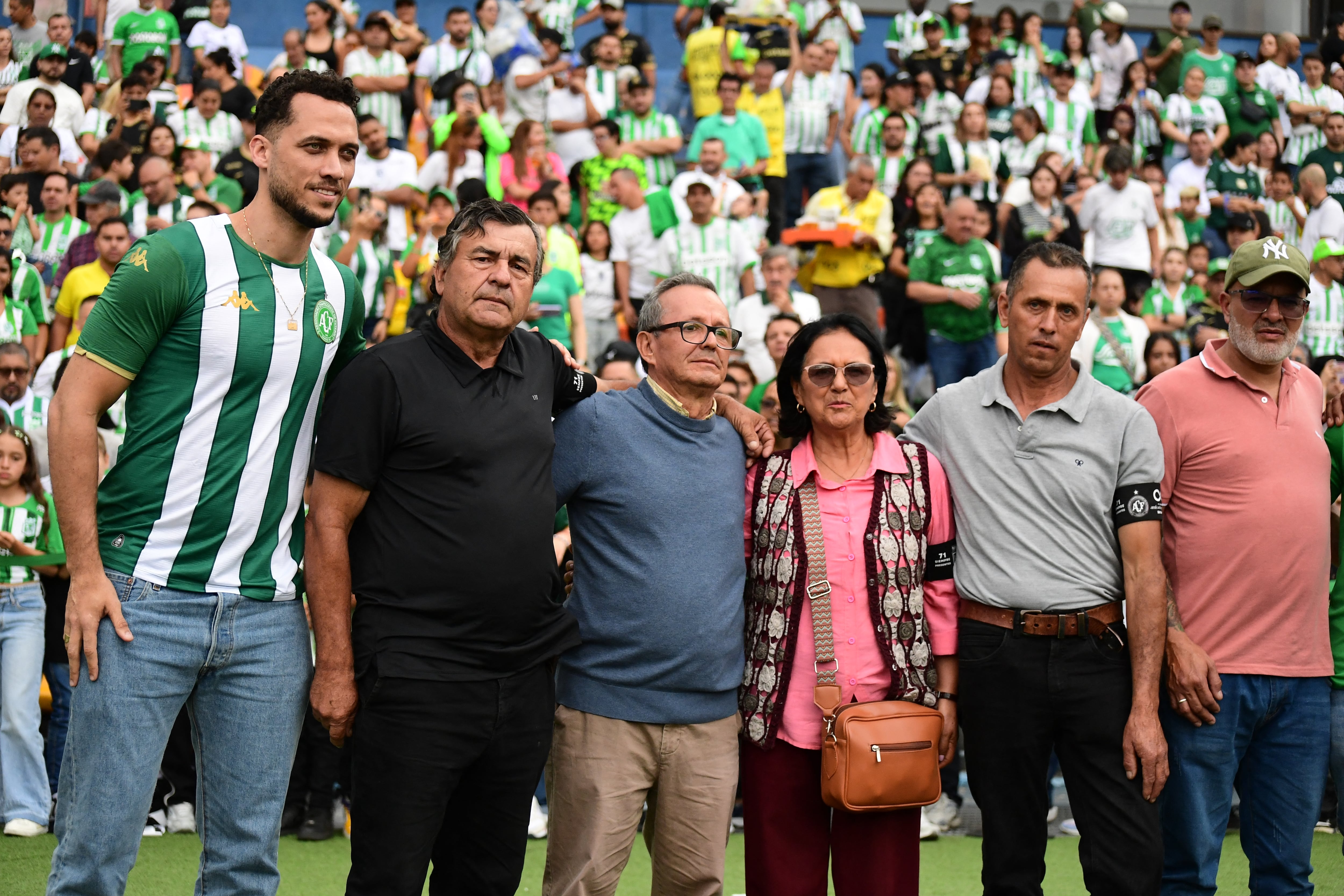 El exjugador de Chapecoense Neto, sobreviviente de la tragedia, posa con algunos de los rescatistas que los ayudaron ese día. El homenaje se hizo este 26 de setiembre en Medellín antes del partido ante Atlético Nacional.