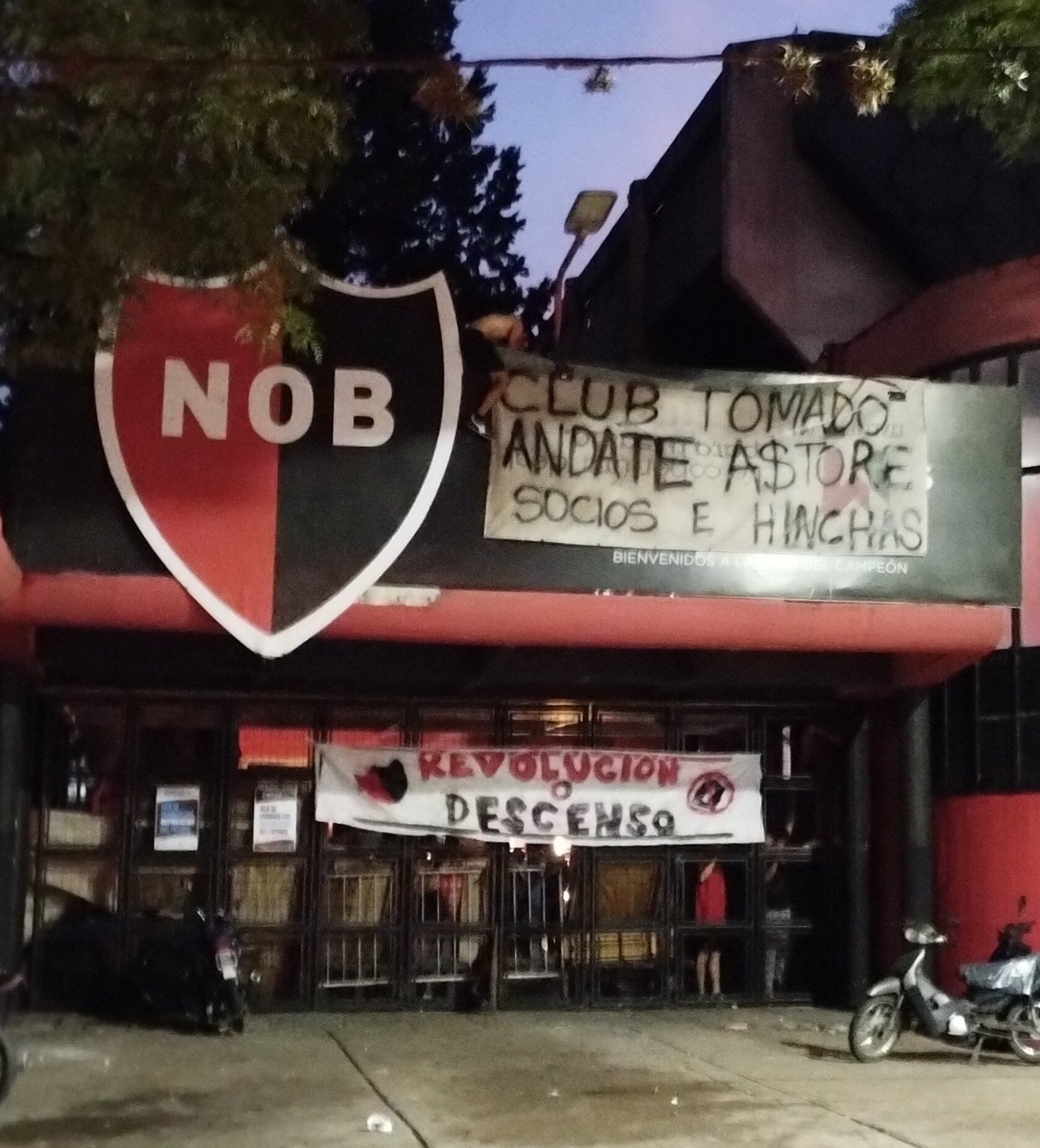 Aficionados del Newell’s Old Boys protestan por los malos resultados del club. Foto tomada de X Barras del Mundo.