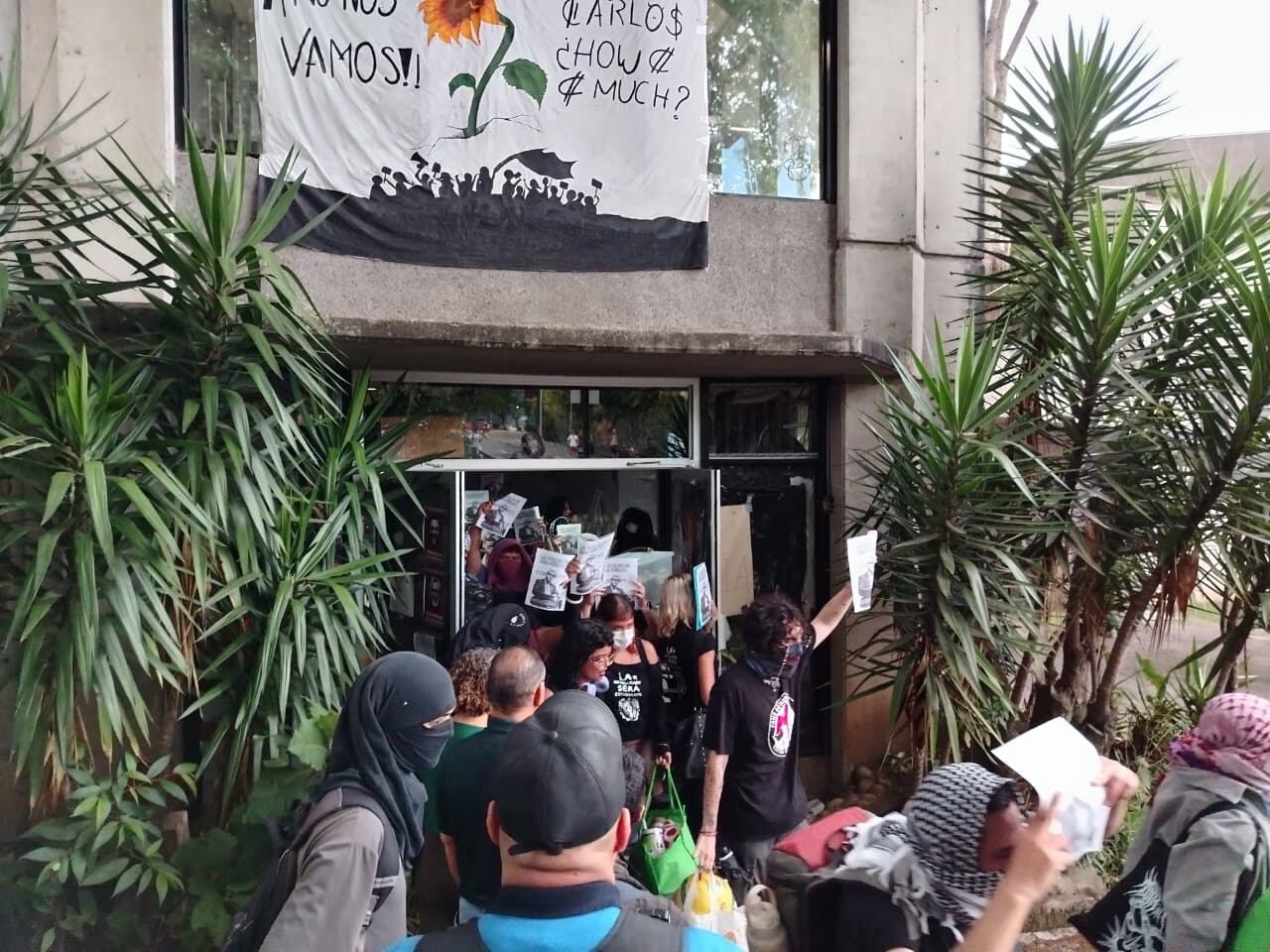 Los estudiantes de la UCR entregaron el edificio de la Rectoría este viernes 15 de mayo.
