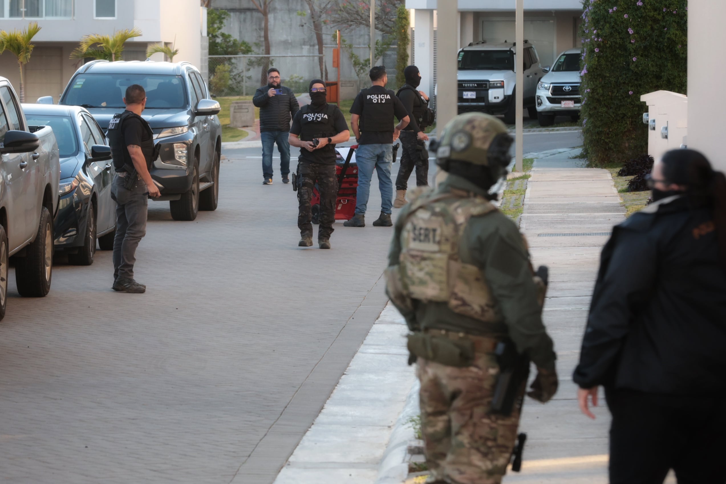 26/02/2026/ allanamientos realizados por el OIJ en el condominio Guachipelin 3-10 de Escazú/ foto John Durán