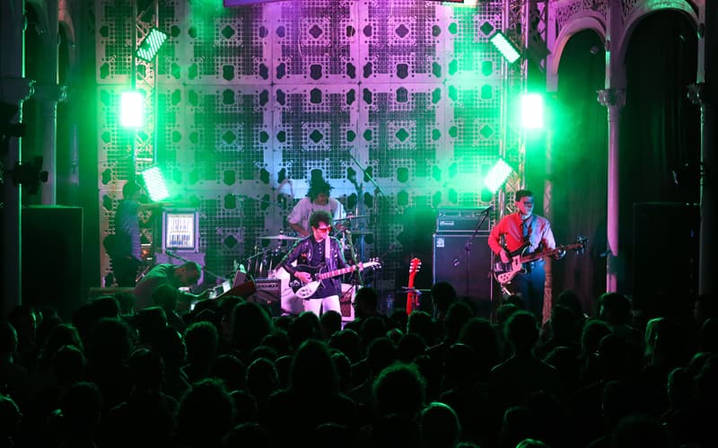Los conciertos de Florian Droids se caracterizan por una enérgica interpretación de sus extravagantes canciones. // Fotografía: Jeffrey Zamora/Archivo.
