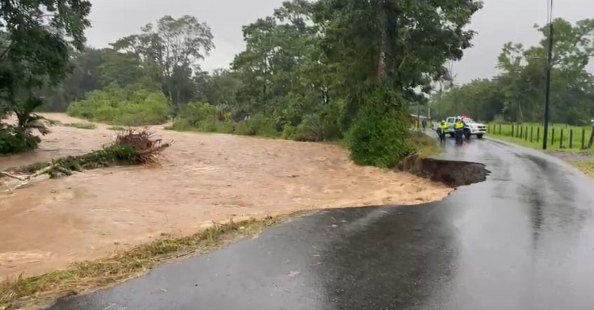 La ruta municipal entre Santa Rita y Santa Clara en Florencia de San Carlos se inhabilitó debido a un socavón que consumió más de la mitad de la carretera. (Foto: suministrada por Edgar Chinchilla, corresponsal GN)