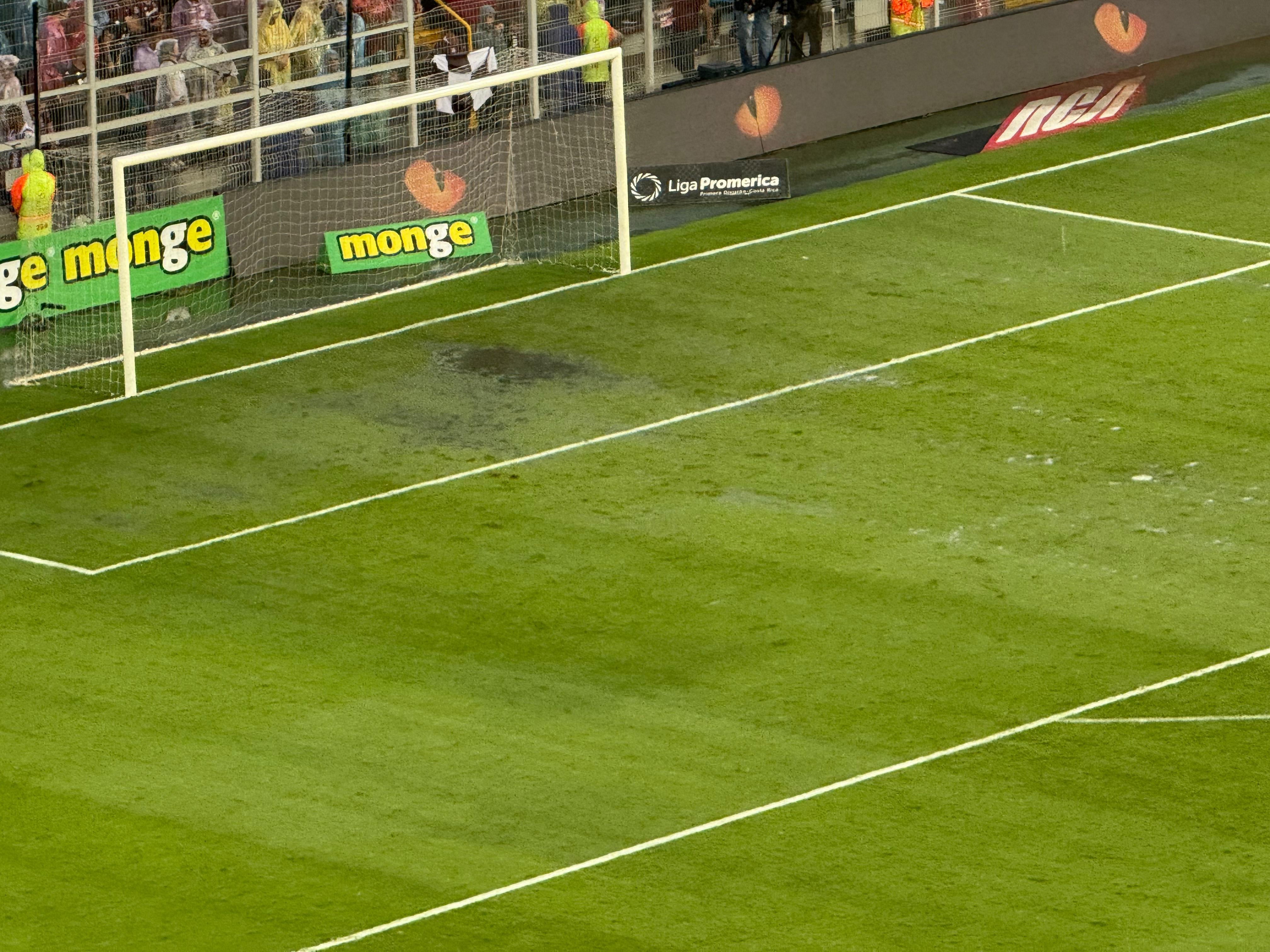 El clásico entre Saprissa y Alajuelense se suspendió a causa de las lluvias. Joseph Fonseca.