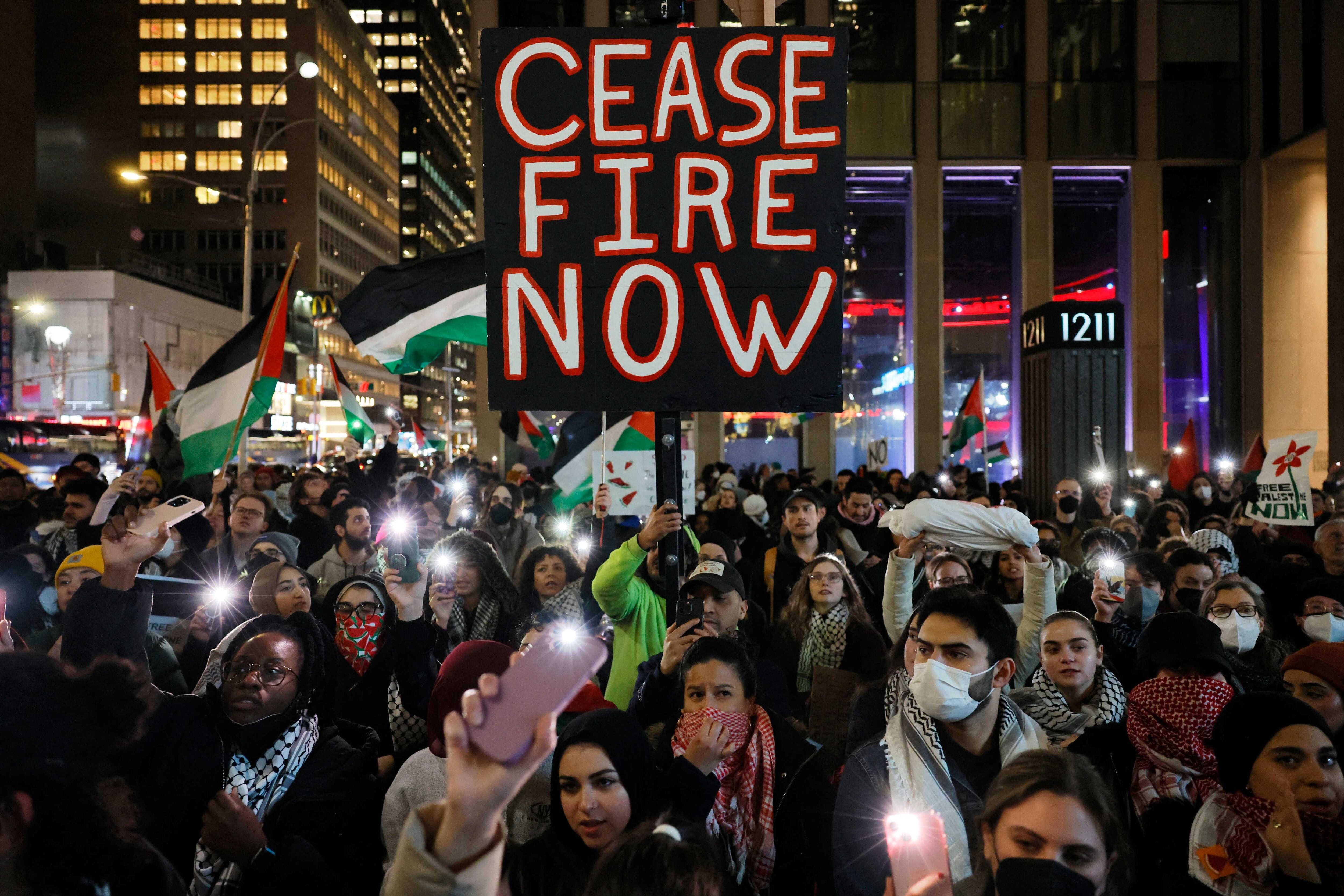 Una cantidad importante de personas se reunió este lunes en la sede de la corporación FOX, en Nueva York. Ellos se manifestaron para pedir un alto del fuego en Rafah, Gaza.