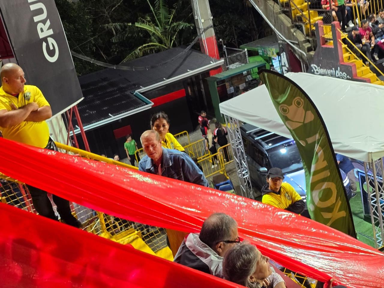Roberto Artavia, presidente de Saprissa, quedó en medio del mosaico con el que Alajuelense recibió a sus jugadores antes del Clásico. También se puede ver a Ronald Mora, que jugó en ambos equipos en la década de los 80.