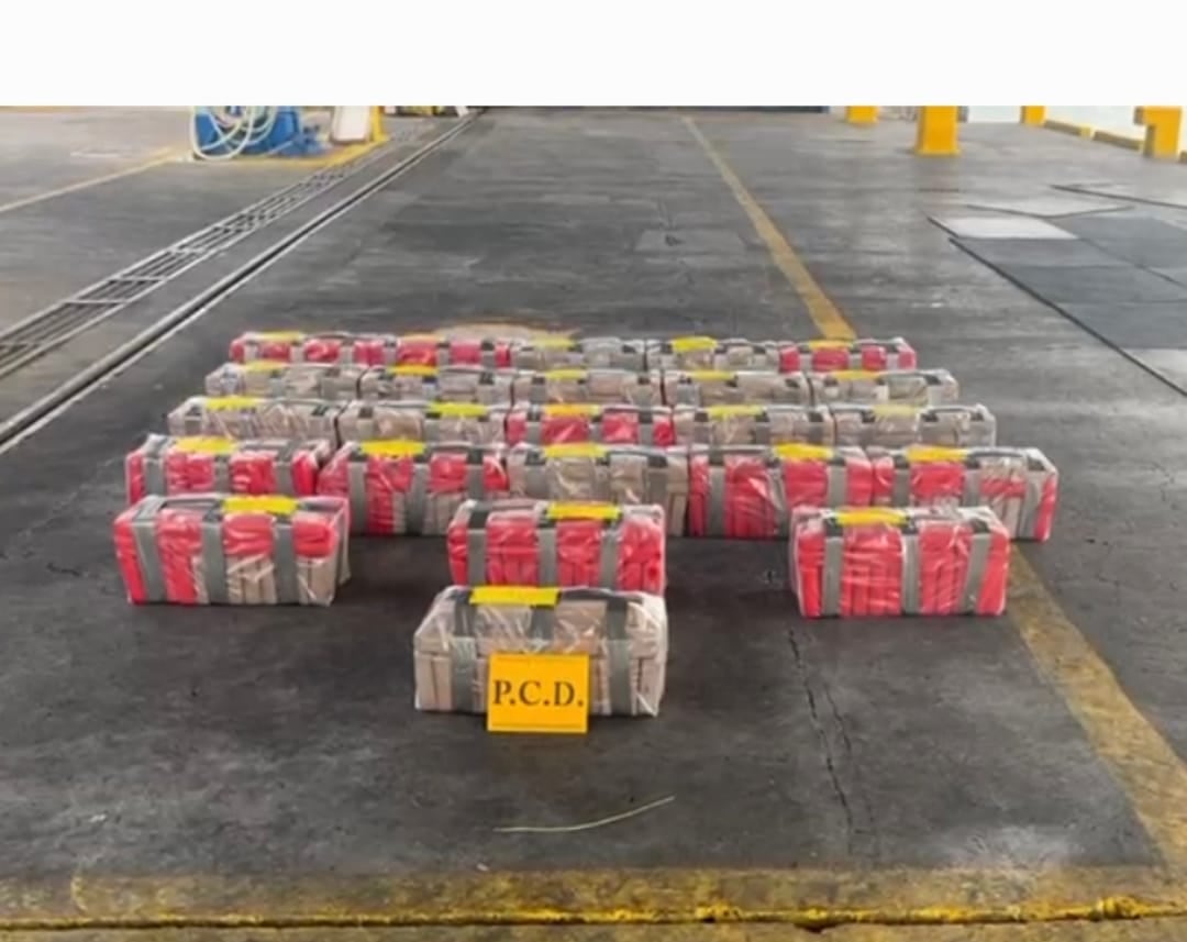 Estas son las bolsas de cocaína decomisadas en el barco pesquero en el Pacífico Central.