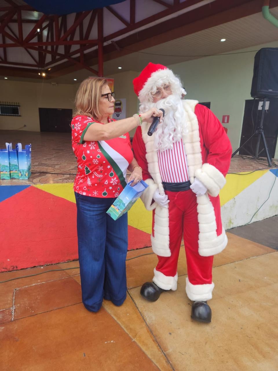 Rosa María Solano logró esta entrevista exclusiva con Santa Claus en el evento de cierre de Dulce Navidad el año pasado en Goicoechea.