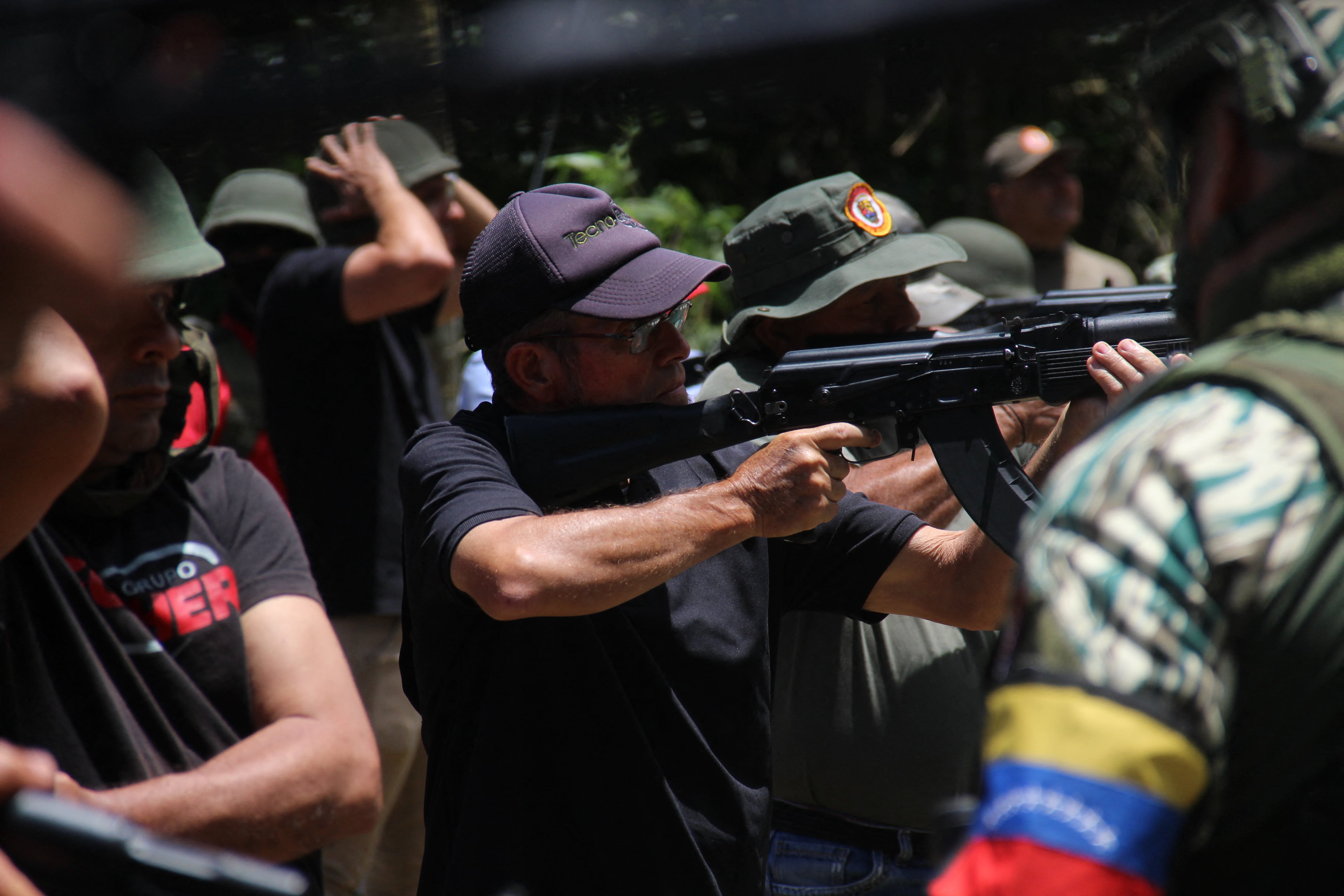 Maduro alista milicianos para enfrentar una supuesta amenaza de Washington.