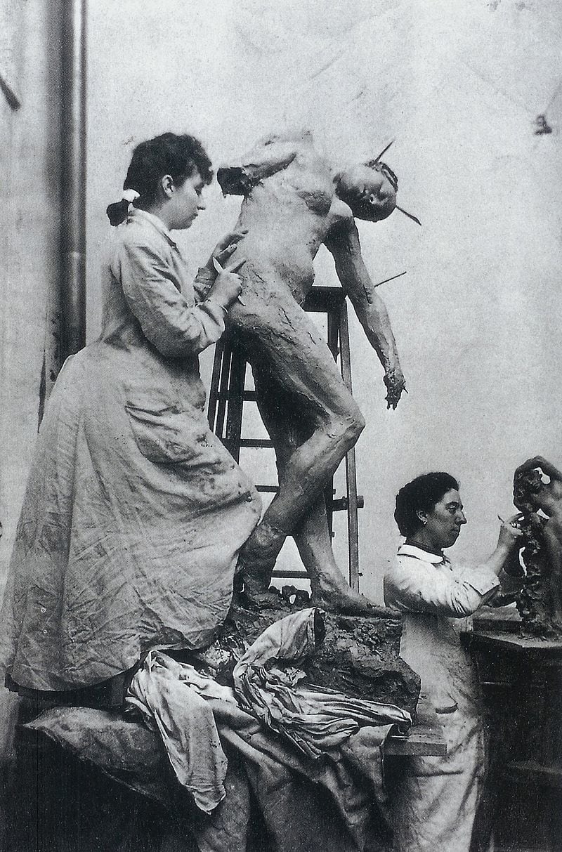 Camille Claudel y Jesse Lipscomb en el estudio, trabajando en sus esculturas.