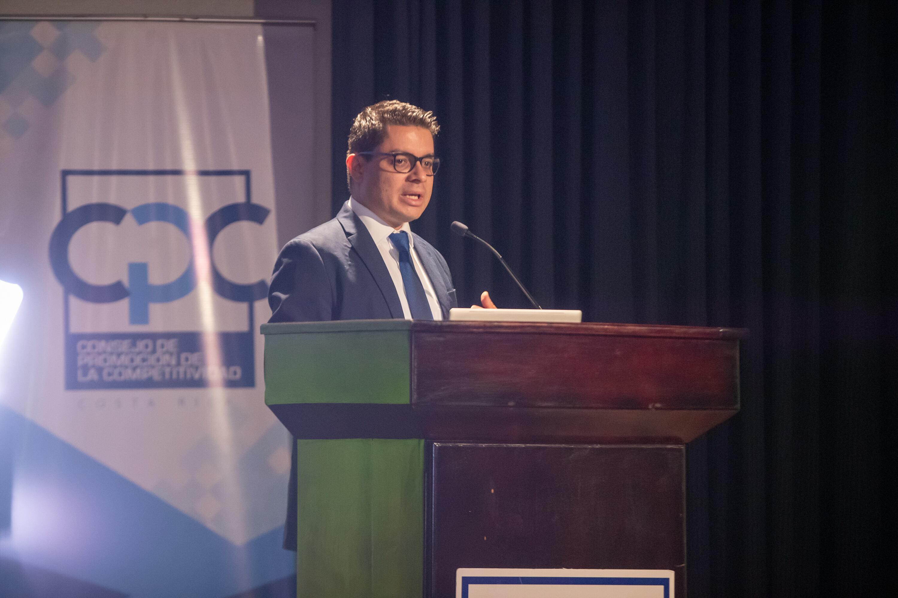 13/12/2023, San Jose, Auditorio de la Universidad Latina, presentación del informe de competitividad de los cantones del país de parte del Consejo de Promoción de la Competitividad. En la fotografía Andrés Fernández.