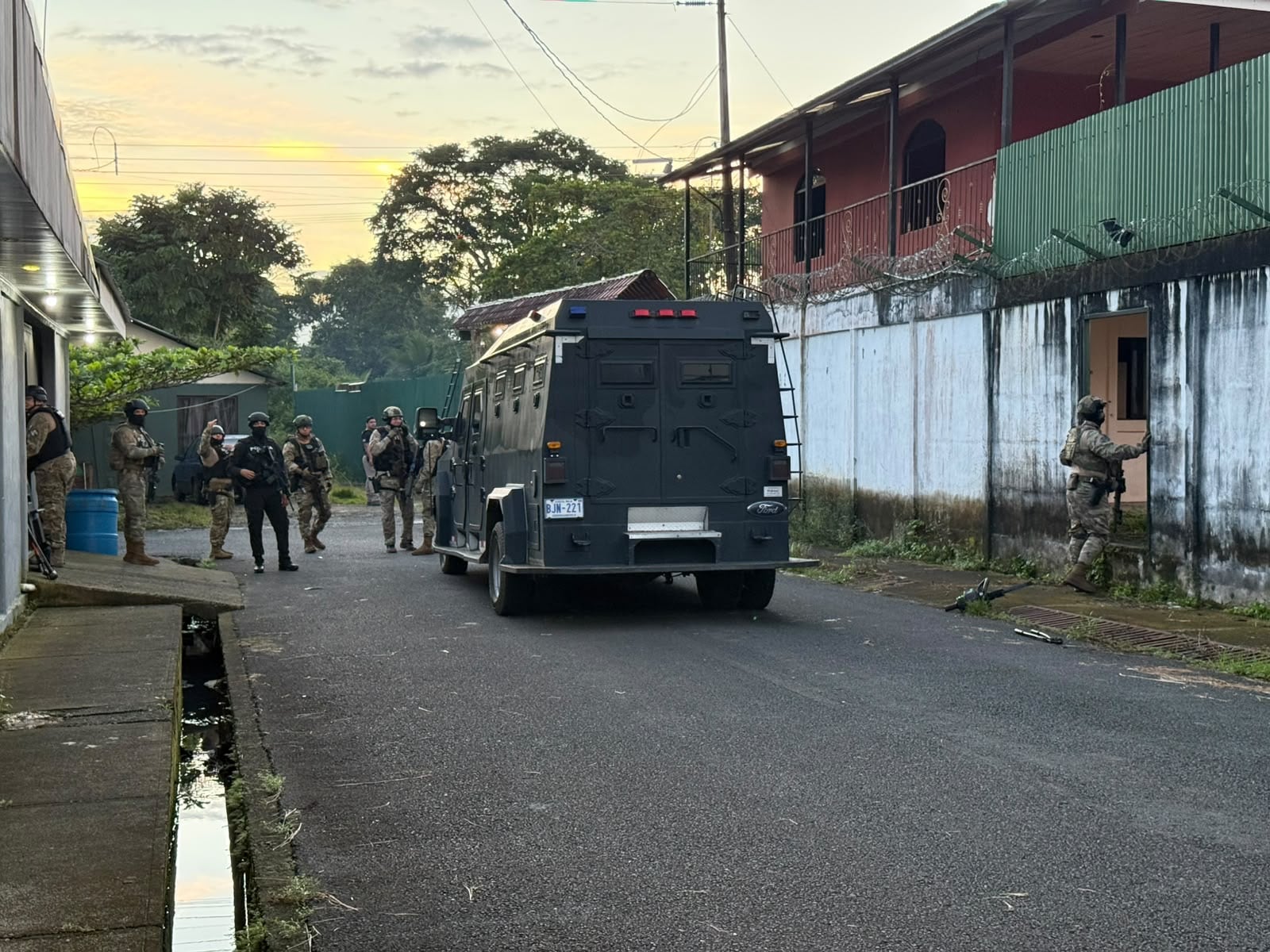 Decomiso de fusiles de asalto y pistolas a supuestos miembros del grupo La H, durante allanamientos realizados este jueves 17 de setiembre en Los Lirios y Barrio Quinto de Limón.