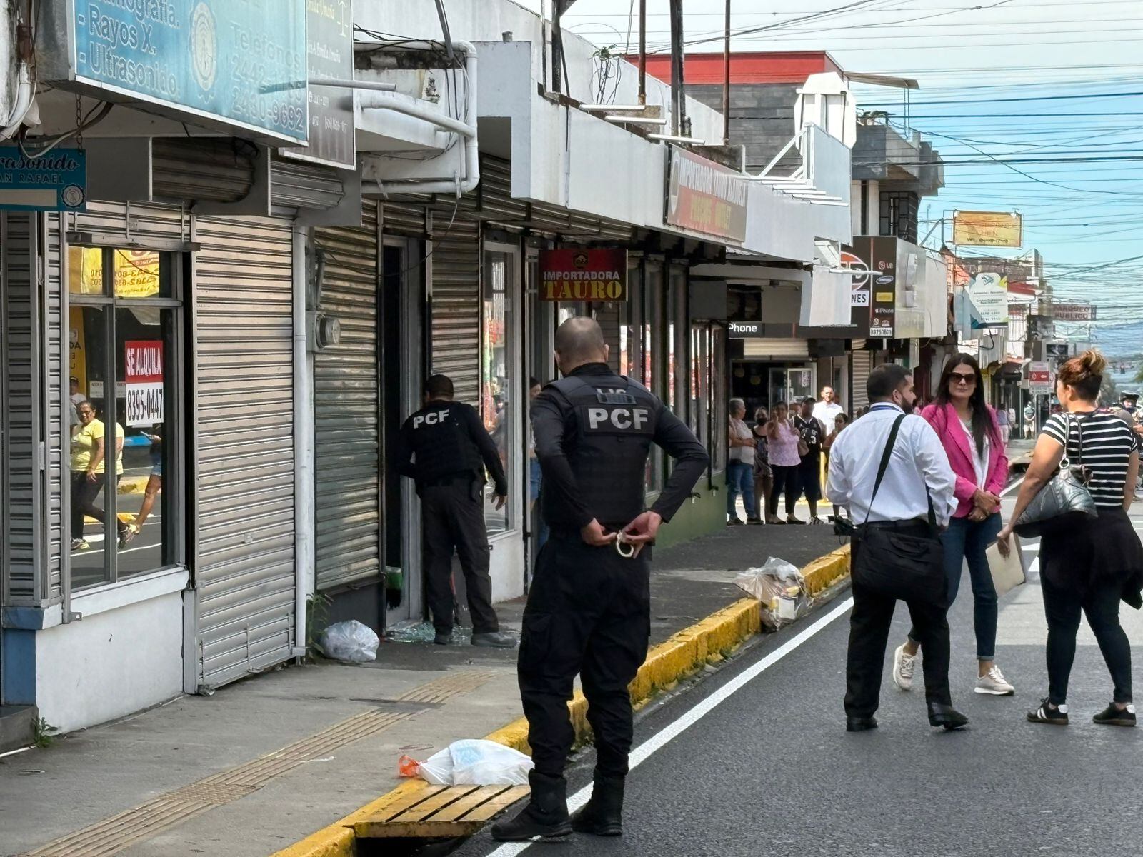 Oficiales de la Policía de Control Fiscal allanaron este martes en San José negocios vinculados a la venta de calzado deportivo falsificado. Fotografía:
