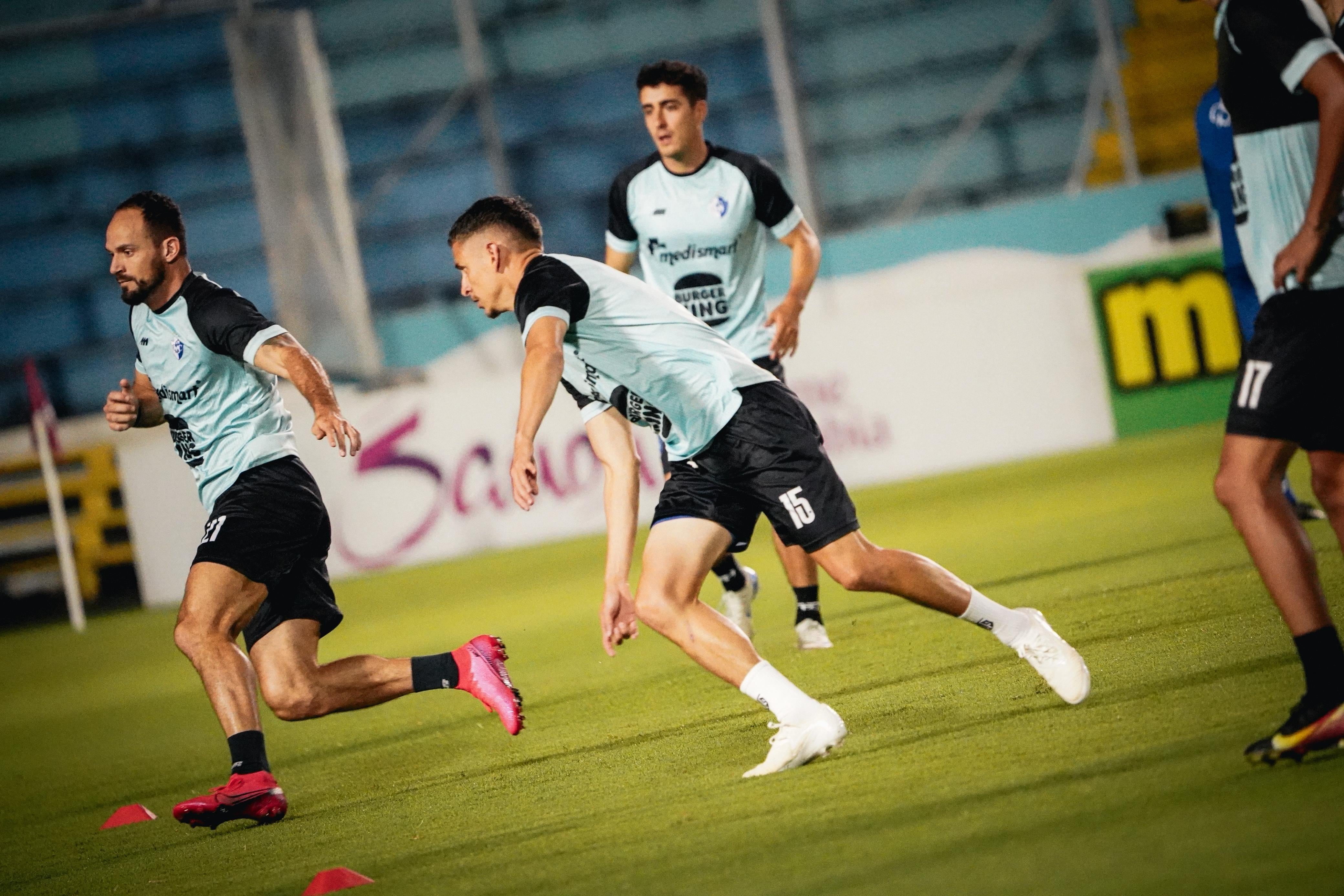 Cartaginés no tuvo queja alguna de la cancha híbrida del Estadio 'Chelato' Uclés, en Tegucigalpa. Ahí jugará contra Olimpia, en el partido de vuelta de los cuartos de final de la Copa Centroamericana de Concacaf.