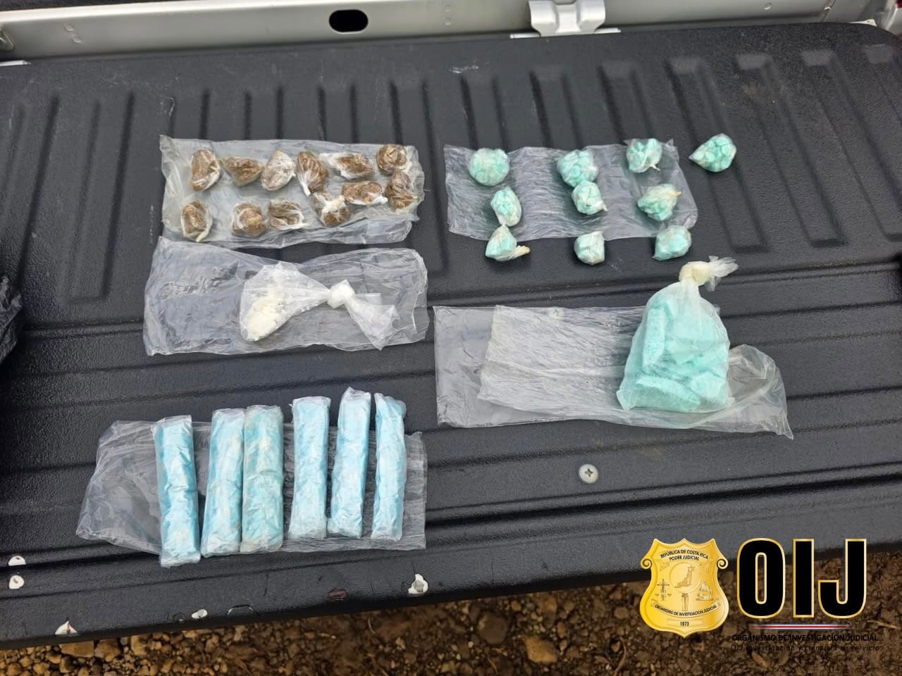 El OIJ decomisó varias dosis de aparente cocaína y crack durante las diligencias relacionadas con la investigación del triple homicidio ocurrido en Santa Rita de Río Cuarto.