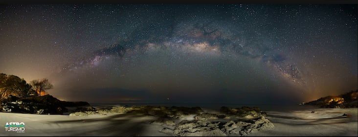 Categoría Panorama Nocturno: Arco de la Vía Láctea desde Montezuma (Cóbano, Puntarenas). SONY A7III, ISO 6400, F 2.8, 10 S, 14 MM. Tomada el 3/7/2024.