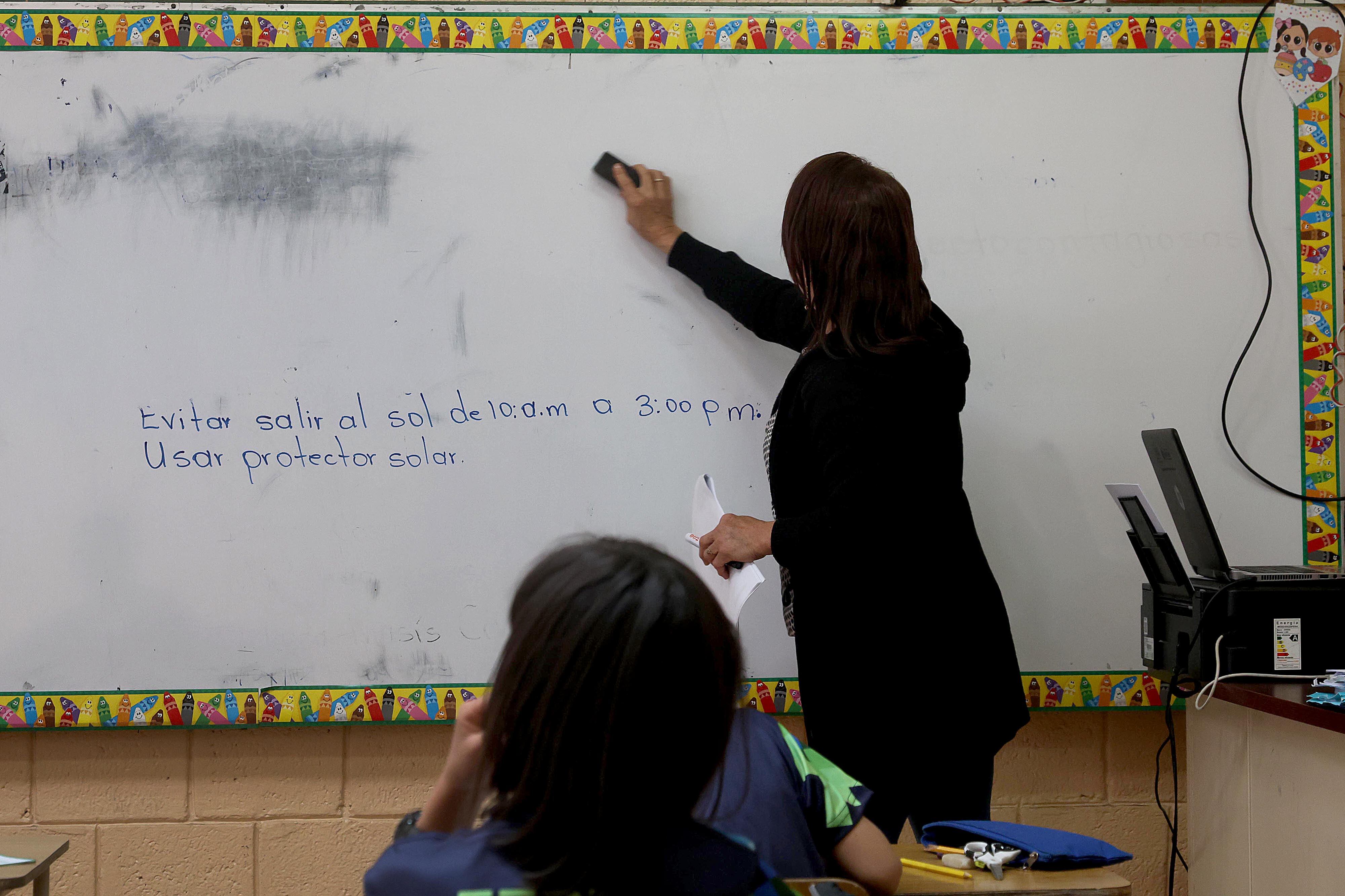 18/04/2024 San Juan de Chicuá. Fotografías conceptuales de maestros y estudiantes escolares en la Escuela Emilio Robert Brouca. Foto: Rafael Pacheco Granados