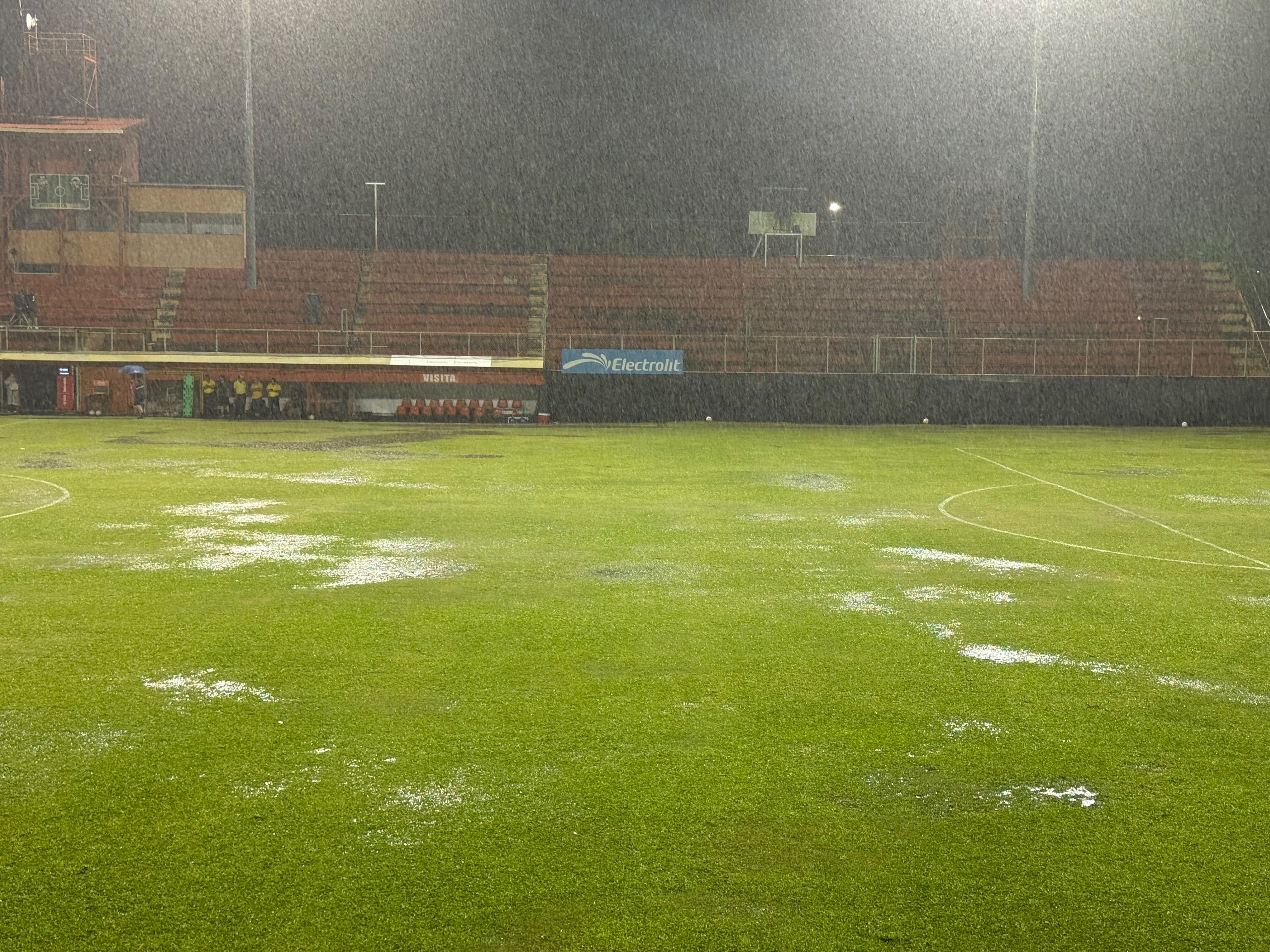 Los pozos se presentan en diferentes sectores de la cancha del Estadio Miguel 'Lito' Pérez.