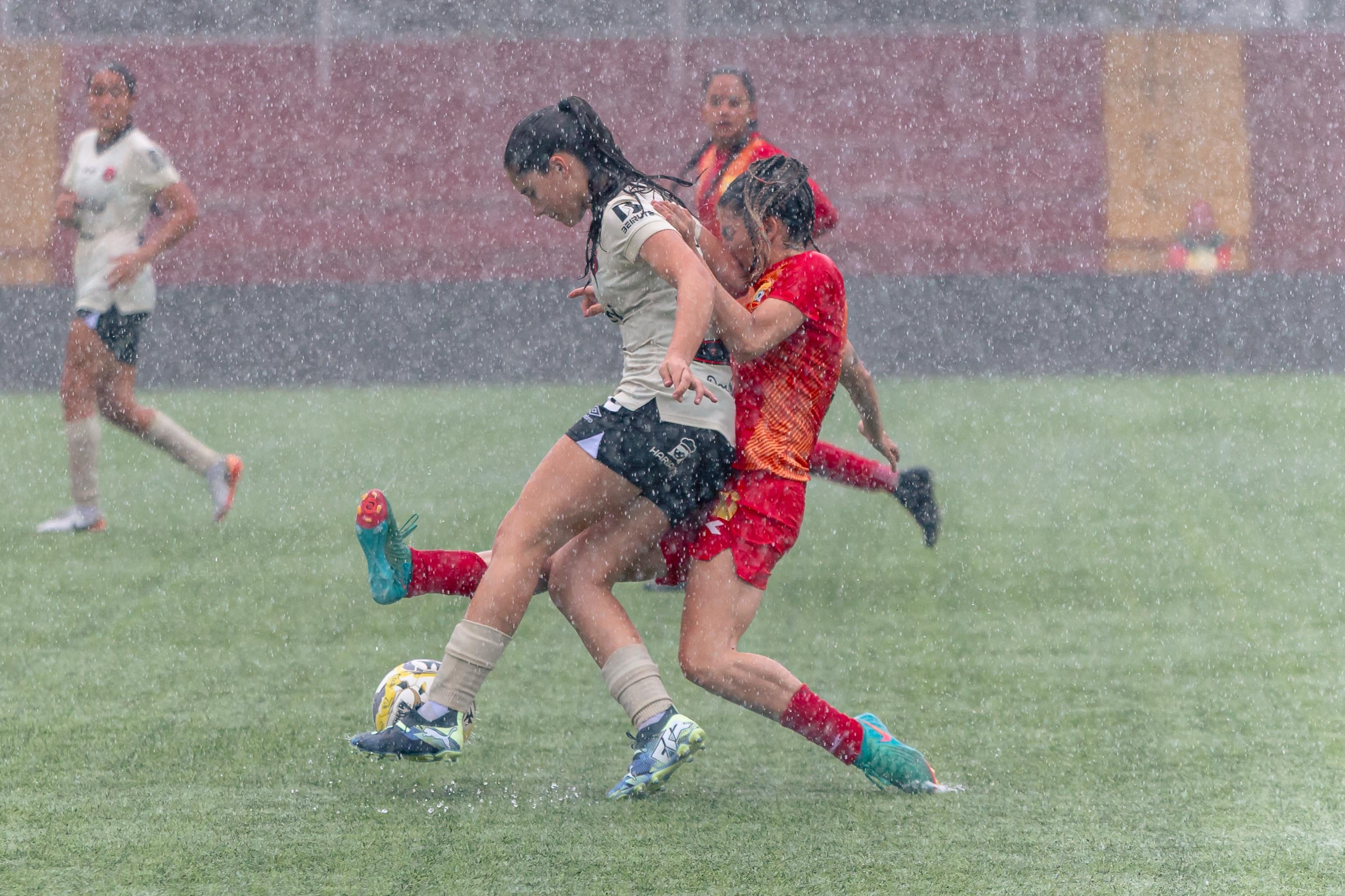 El partido de fútbol femenino entre Herediano y Liga Deportiva Alajuelense estuvo pasado por agua, pero al final, también ocurrió una polémica.