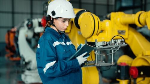 Una alianza de las empresas con las universidades también es una valiosa herramienta con el fin de aumentar el número de graduados en carreras STEM.