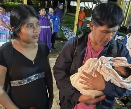 Una pareja y su bebé, de pocos meses de nacido, son parte de las 36 personas que permanecen en la escuela Ngöbegue, en Coto Brus.