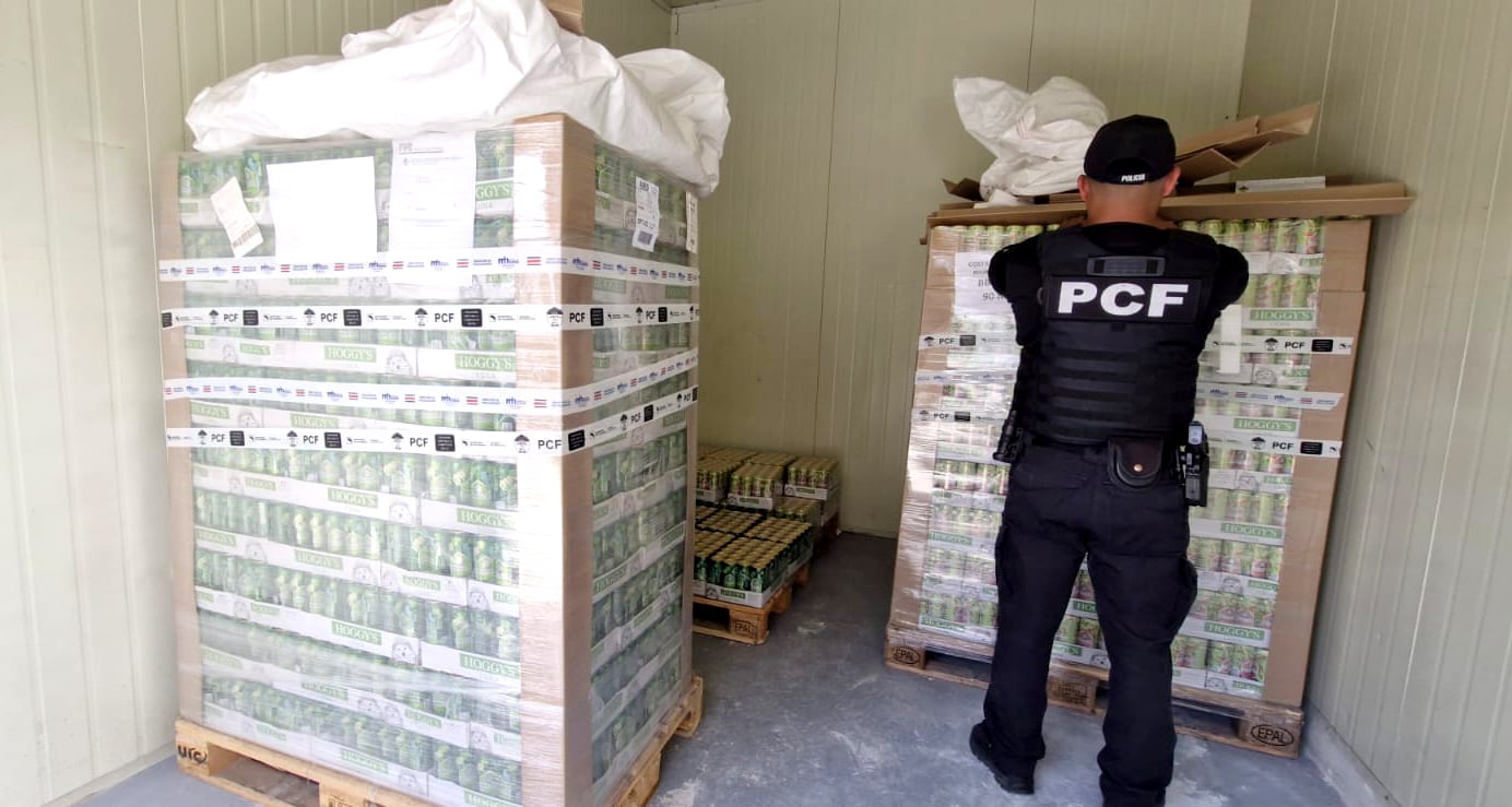 en la imagen un oficial de la PCF con un cargamento de licores incautado