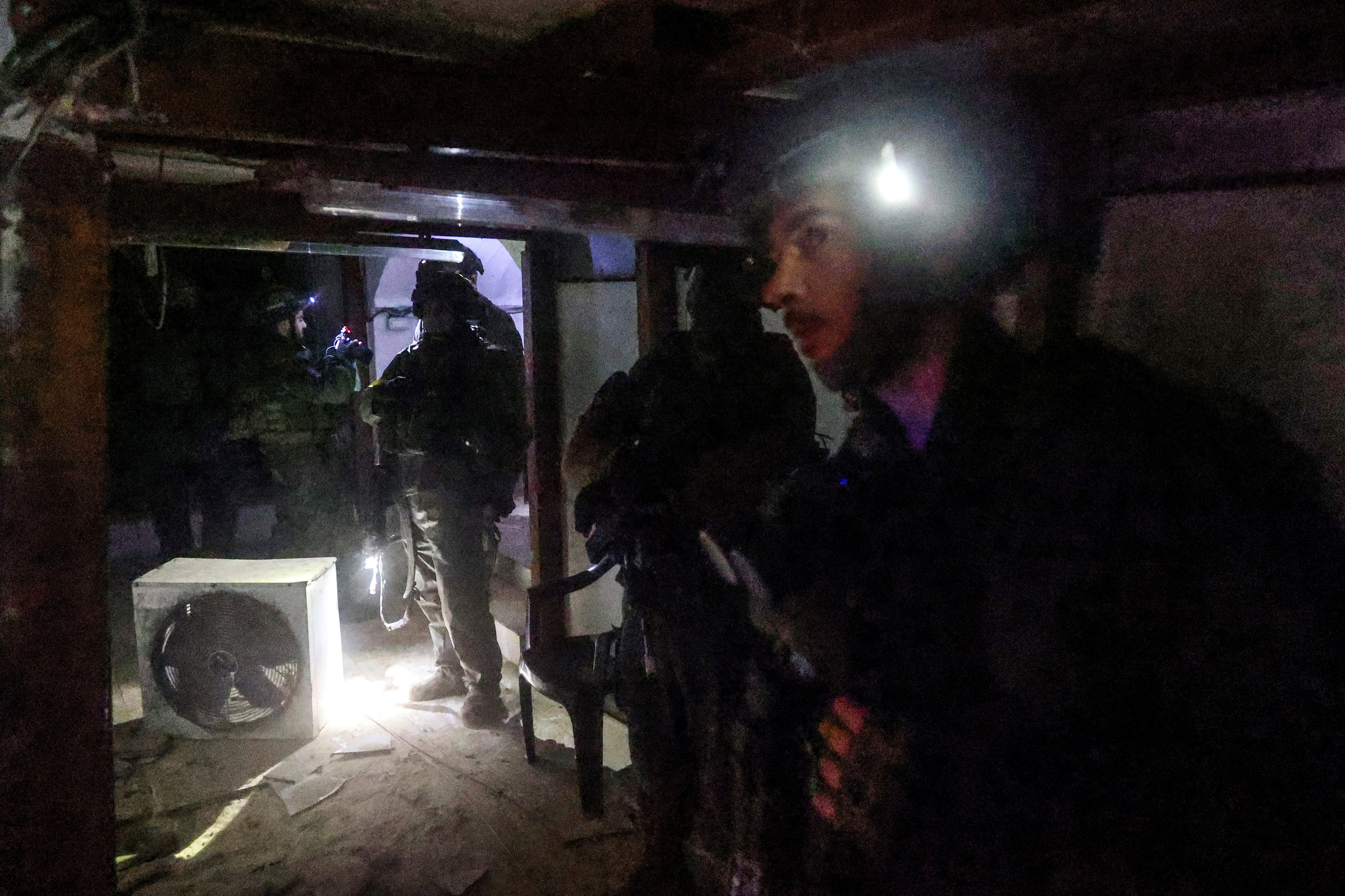 Soldados israelíes inspeccionando un túnel, que había sido excavado por Militantes de Hamas, según el ejército israelí, en la principal ciudad sureña de Gaza, Khan Yunis.