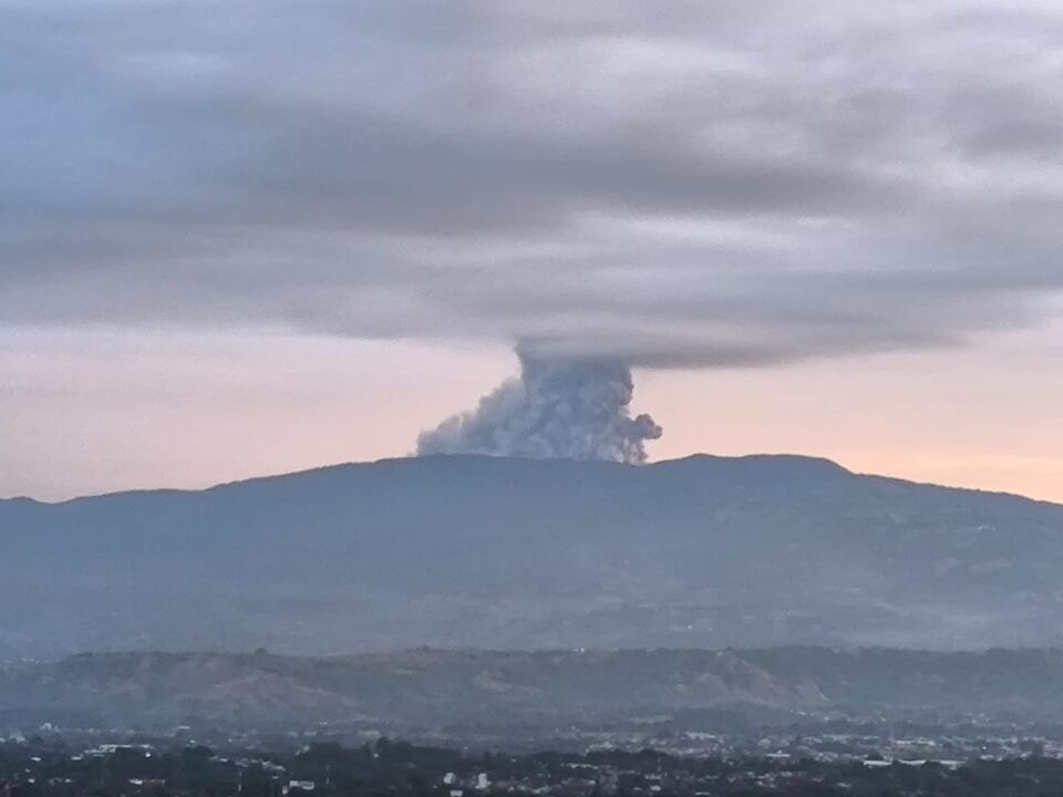 El volcán Poás registró una segunda gran erupción la madrugada de este miércolés 23 de abril. Foto: Tomada de redes sociales