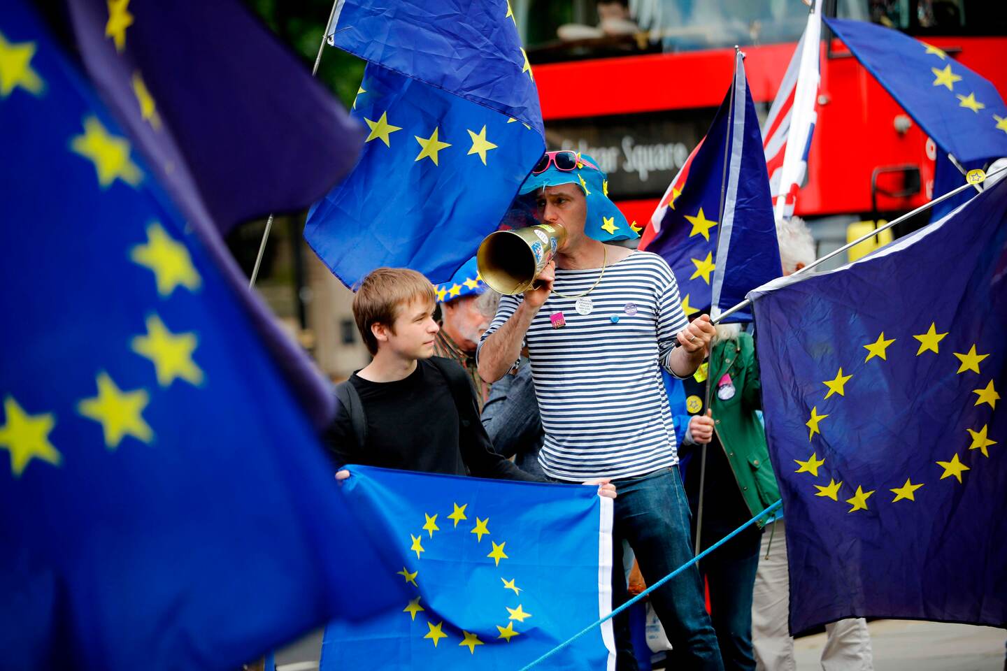 Manifestantes proeuropeos muestran pancartas y banderas de la Unión Europea durante una protesta contra el 'brexit' (la salida de Gran Bretaña de la Unión Europea) frente al Parlamento en Londres el 12 de junio de 2018.