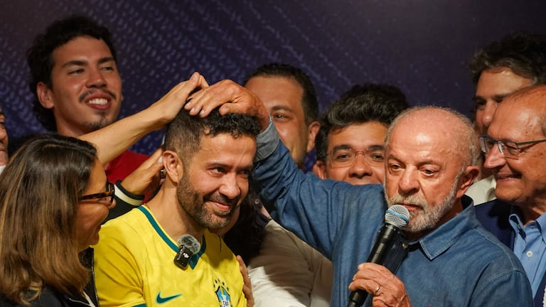 El ‘general’ que reunió a 11 millones de brasileños en un canal de WhatsApp para llevar a Lula a la victoria