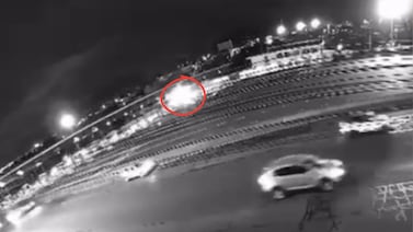 Video capta cómo auto choca contra peaje en Escazú y se incendia