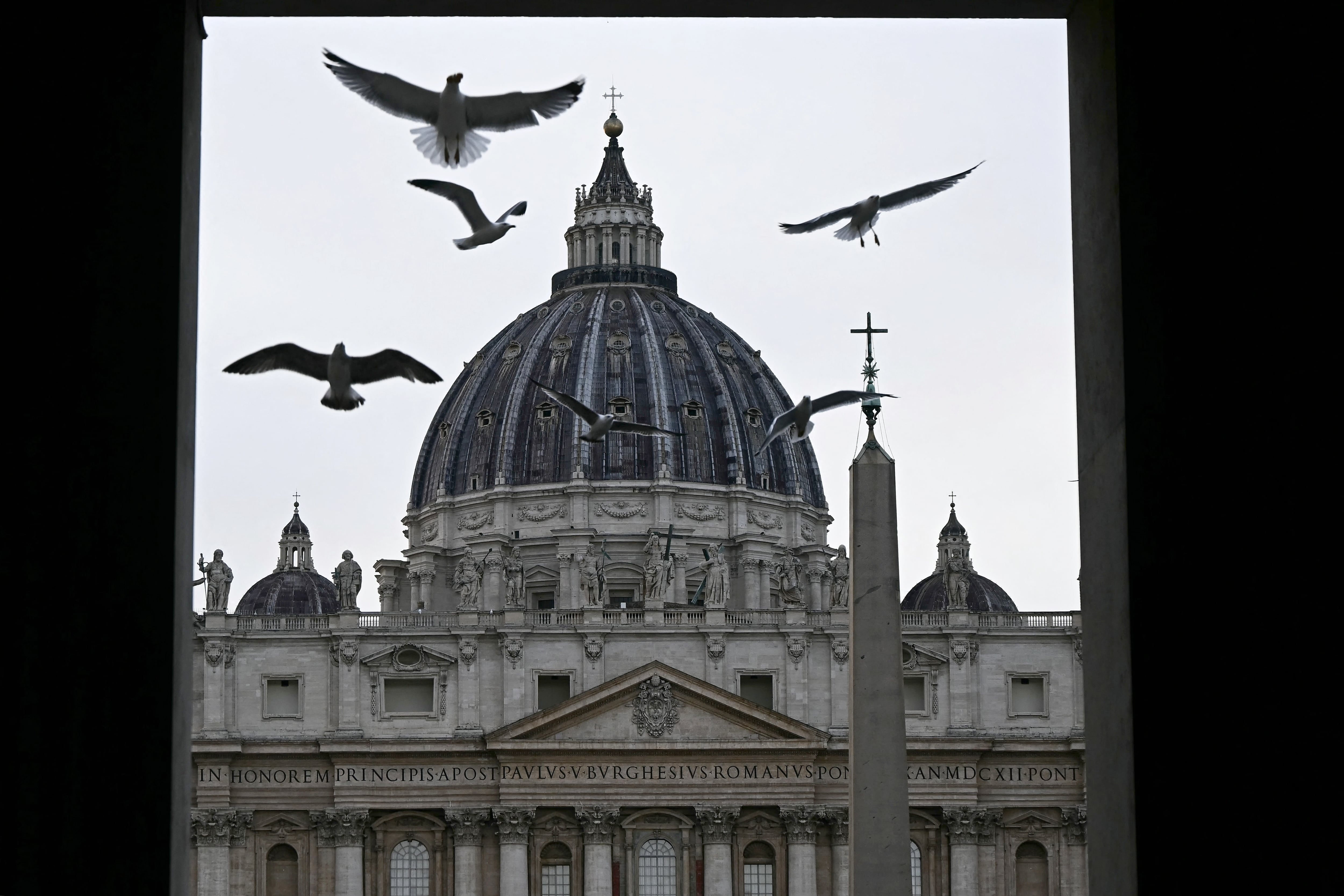 Basílica de San Pedro será abierta al publico por su 400º aniversario, generando polémica en los creyentes católicos . (Photo by Filippo MONTEFORTE / AFP)
