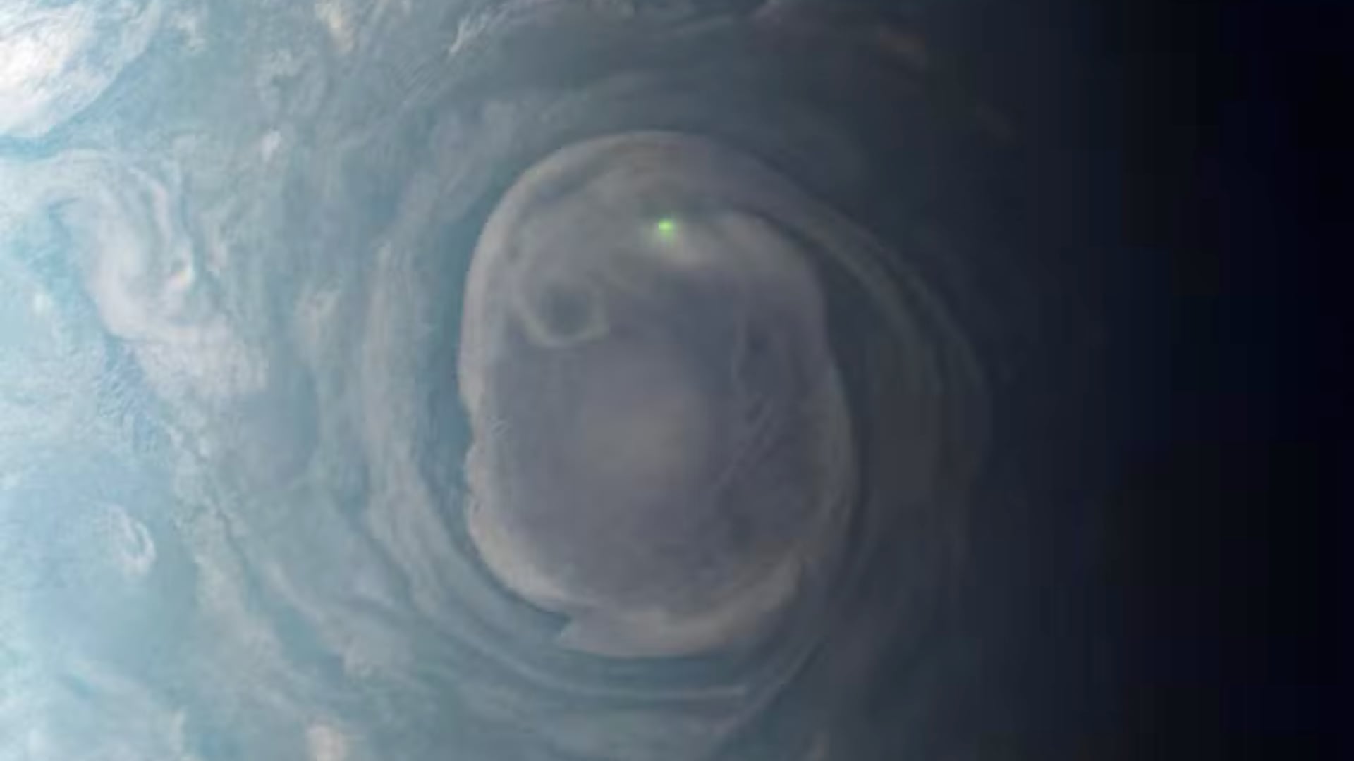 La sonda Juno de la NASA captó el brillo de un rayo dentro de un vórtice cercano al polo norte de Júpiter.