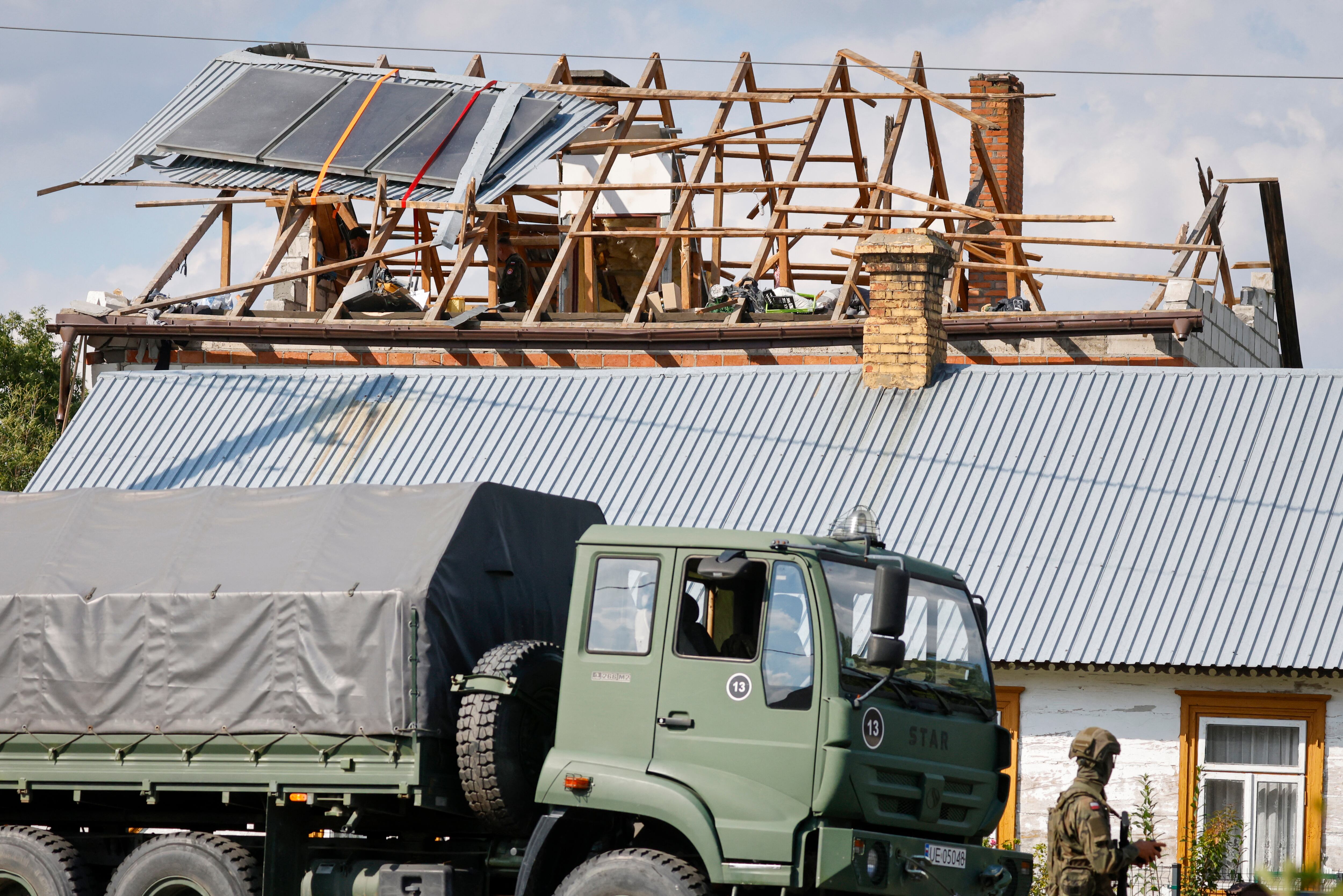 La Policía y el Ejército de Polonia inspeccionan daños en una casa destruida por el ataque de drones de Rusia en el pueblo de Wyryki-Wola, al este de Polonia, este 10 de setiembre.