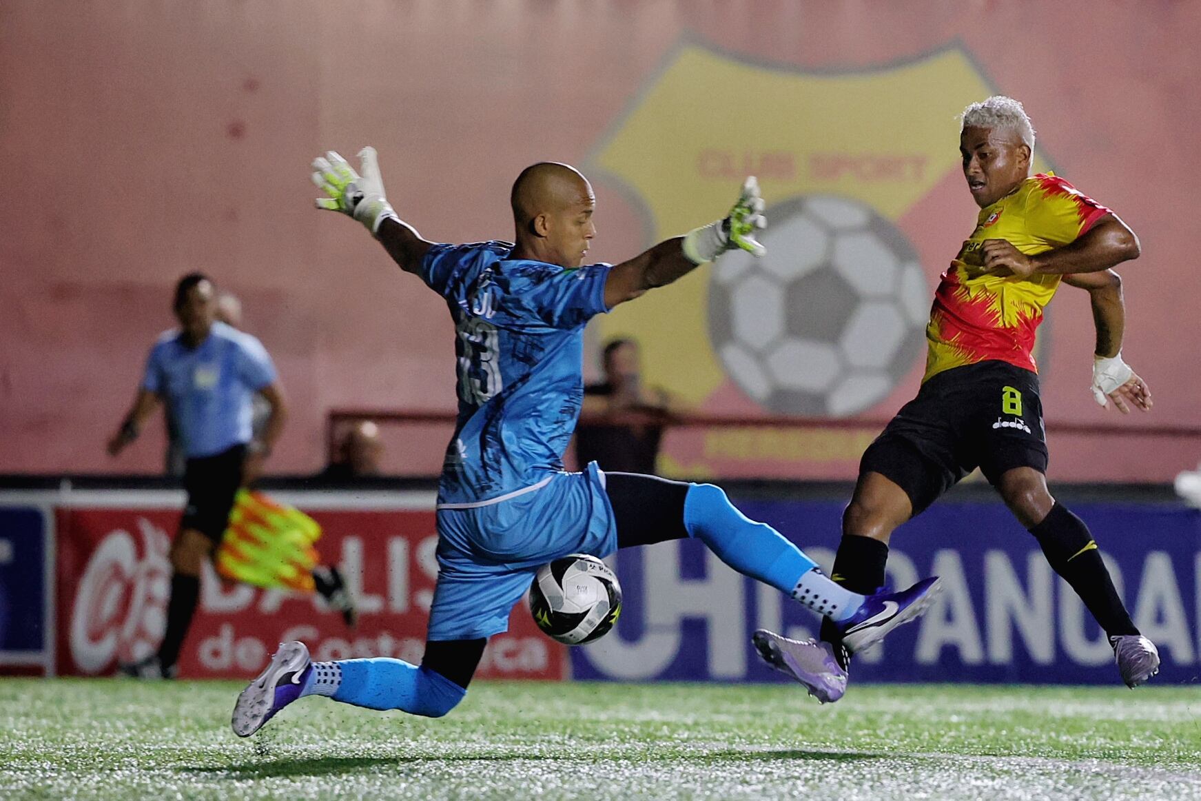 15/04/2025/ Juego entre Club Sport Herediano vs Santos de Guapiles por el torneo Clausura de la Liga Promerica en el estadio Carlos Alvarado / foto John Durán