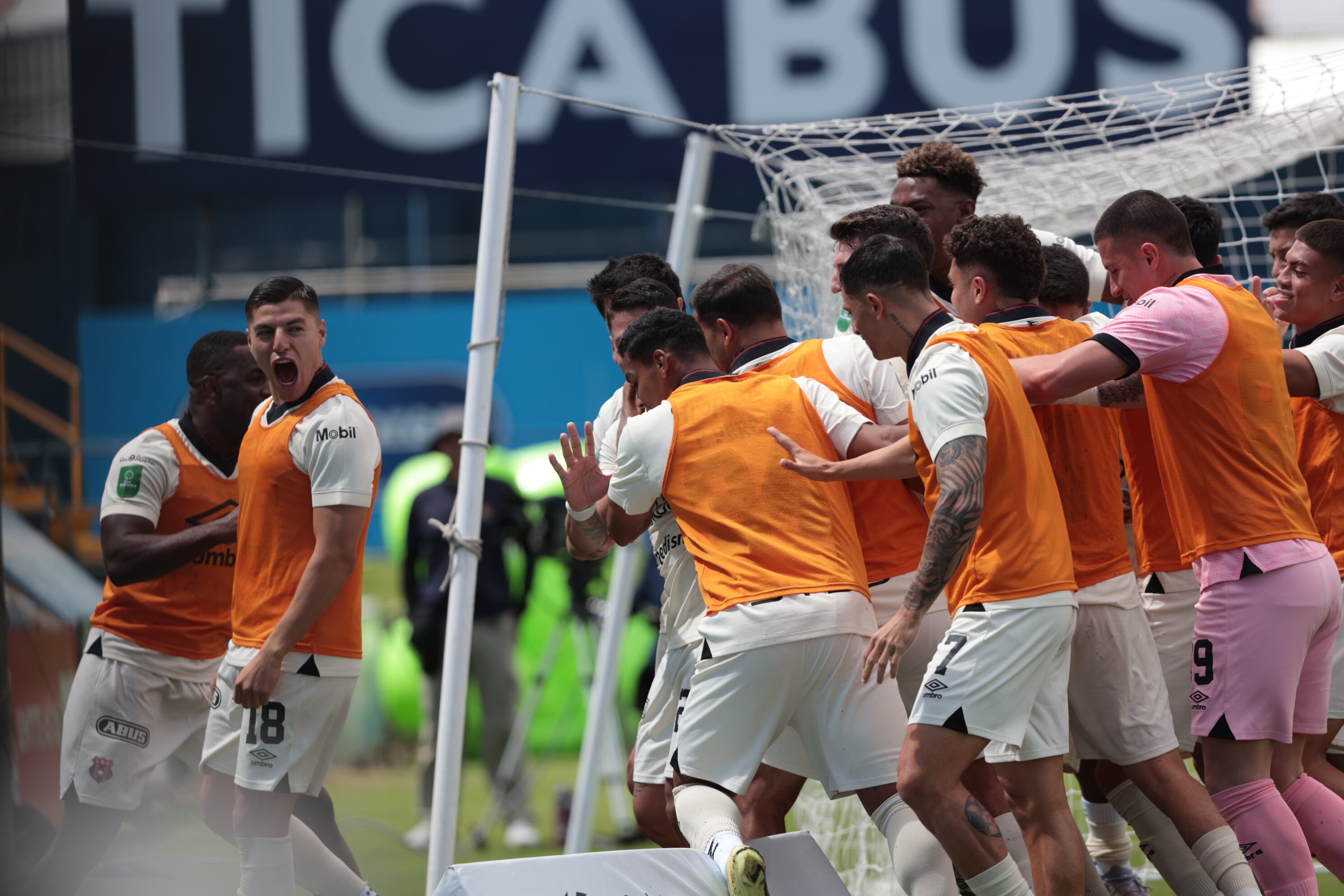 30/11/2025/ Juego entre Club Sport Cartagines vs Liga Deportiva Alajuelense por la fecha 17 del torneo apertura de l Liga Promerica en el estadio Fello Meza / foto John Durán