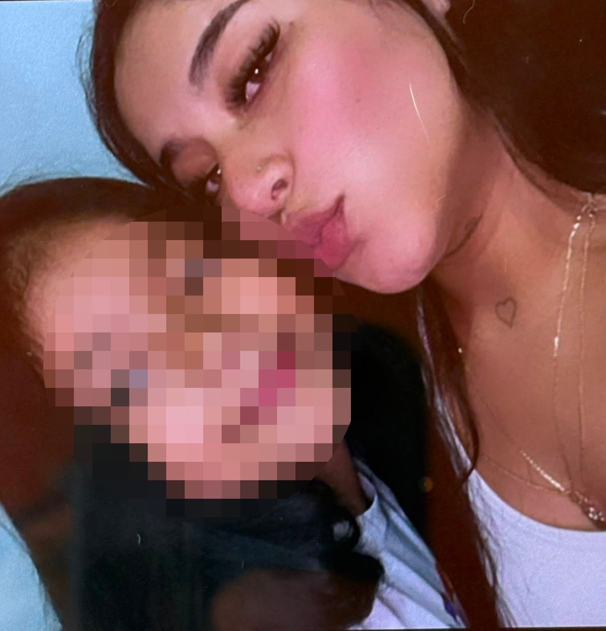 Sathia Isamar Rueda Ortiz de 24 años, fue asesinada tras la celebración de un té de revelación de sexo. Tenía tenía seis meses de embarazo y era madre de una niña de 7 años.