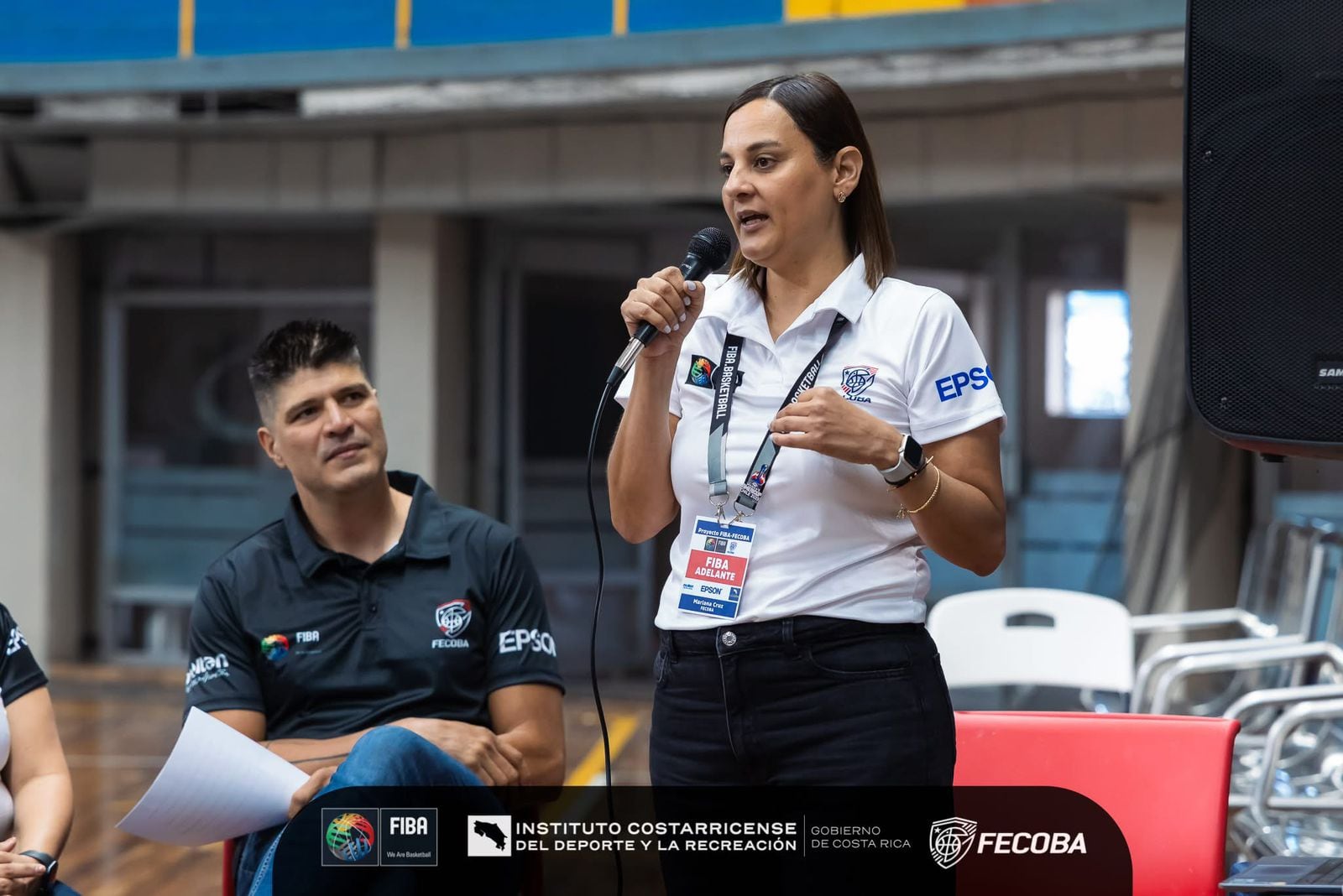 Mariana Cruz, gestora de Programas de FIBA y líder del proyecto Adelante 3.0 en Costa Rica, participa durante una actividad del programa orientado a fortalecer el baloncesto femenino y ampliar las oportunidades de desarrollo para jugadoras en el país. Crédito: FIBA / FECOBA. 🏀
